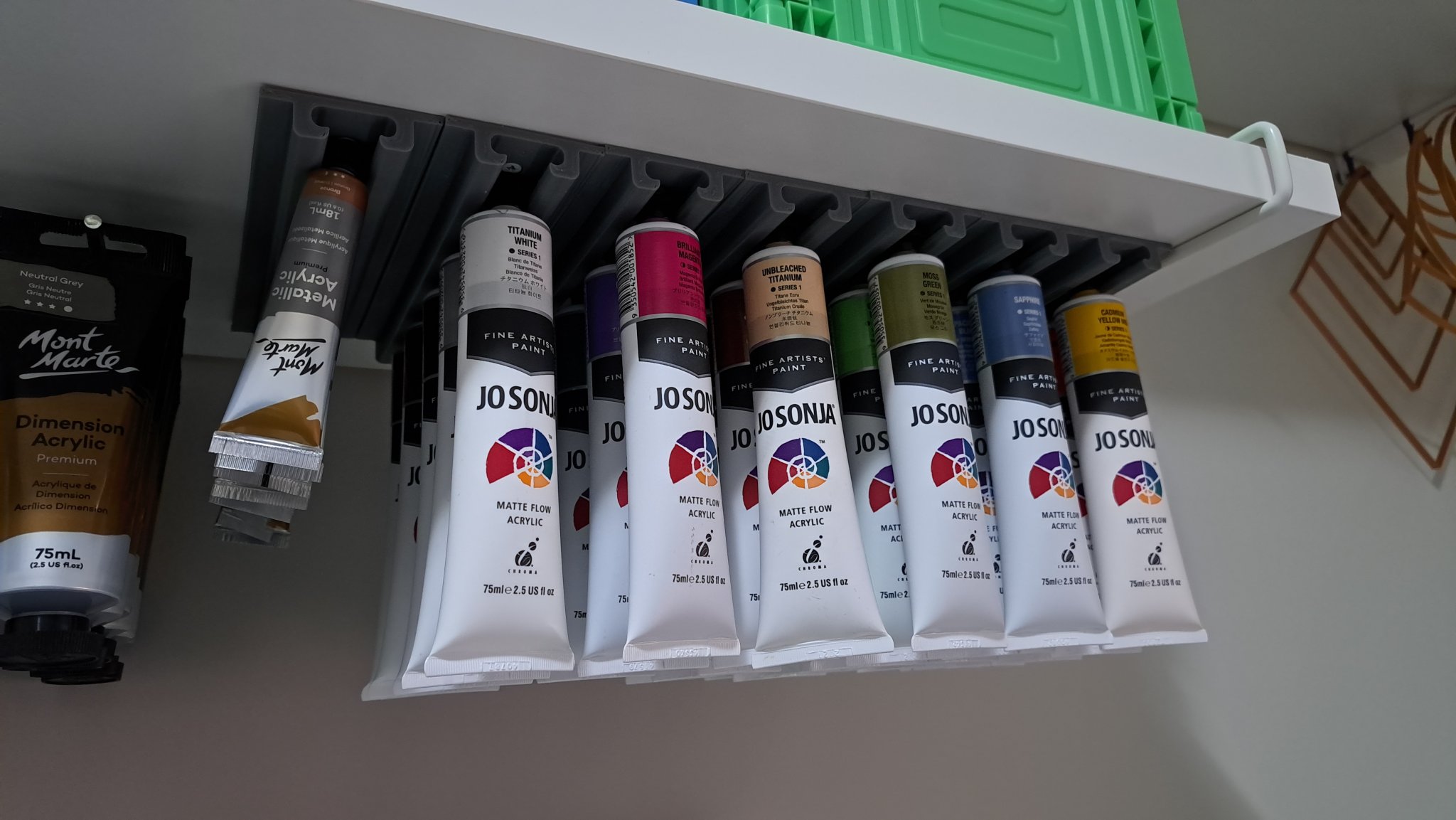 Giá treo ống sơn Jo Sonja 75 ml dưới kệ