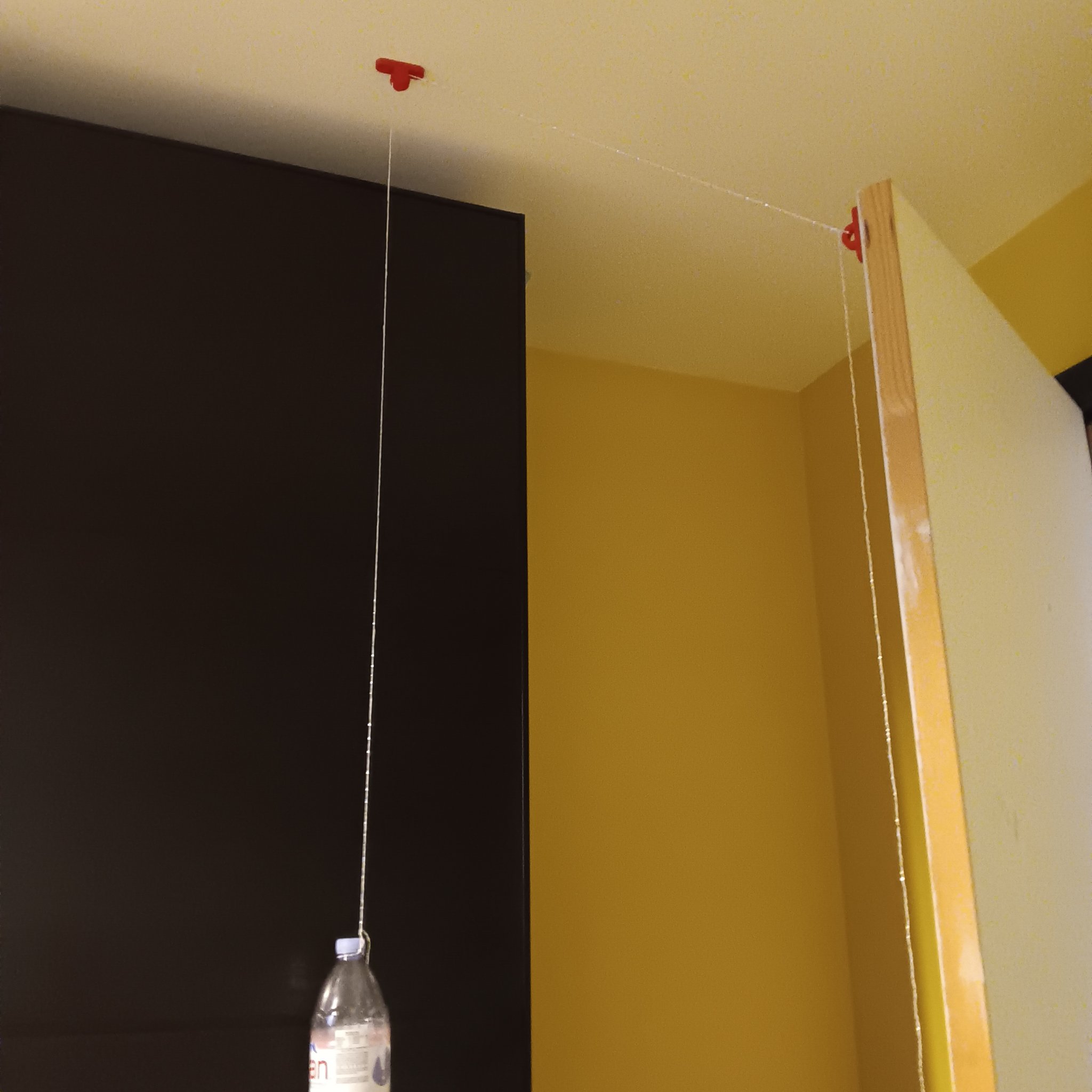 Cửa tự mở bằng hệ thống ròng rọc với trọng lượng đối...