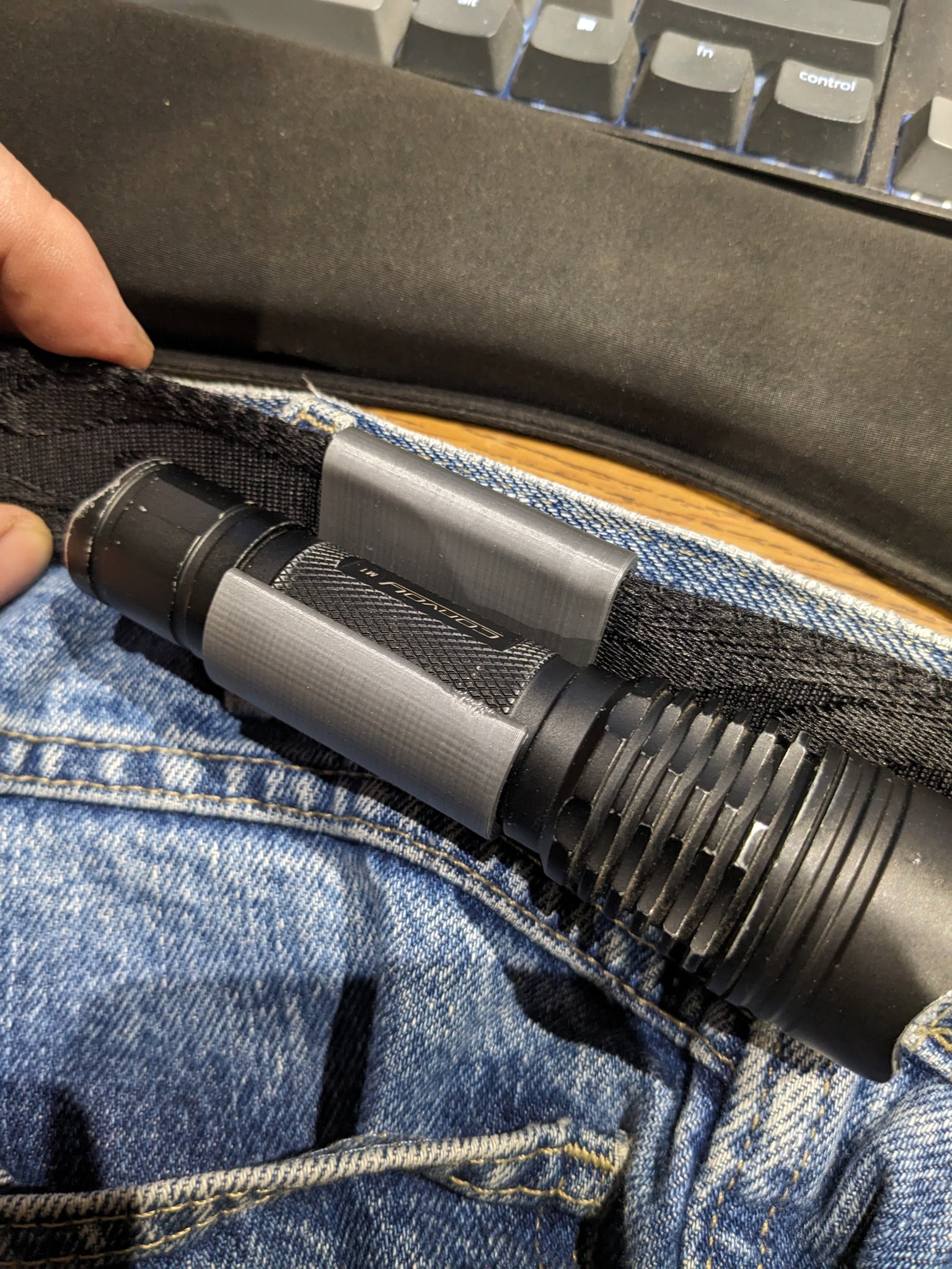 Kẹp đèn pin gắn thắt lưng tiện lợi và an toàn