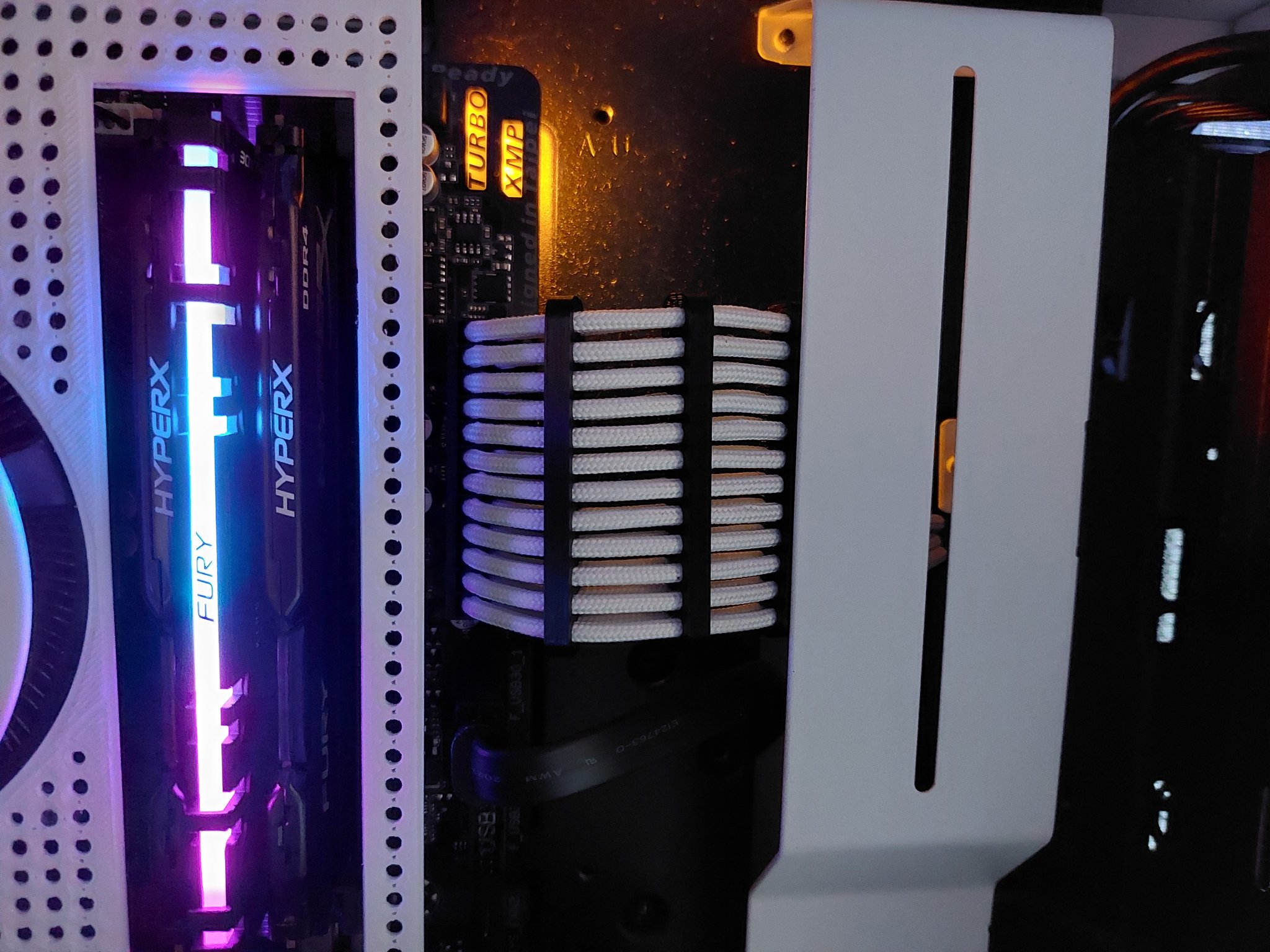 Công cụ quản lý cáp PC với kích thước 24 pin, 14 pin và 4 pin