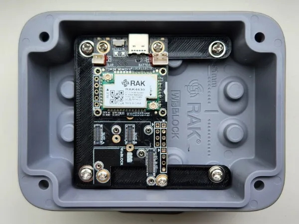 Bảng gắn đơn giản cho WisBlock Base RAK19007 trong Unify Enclosure