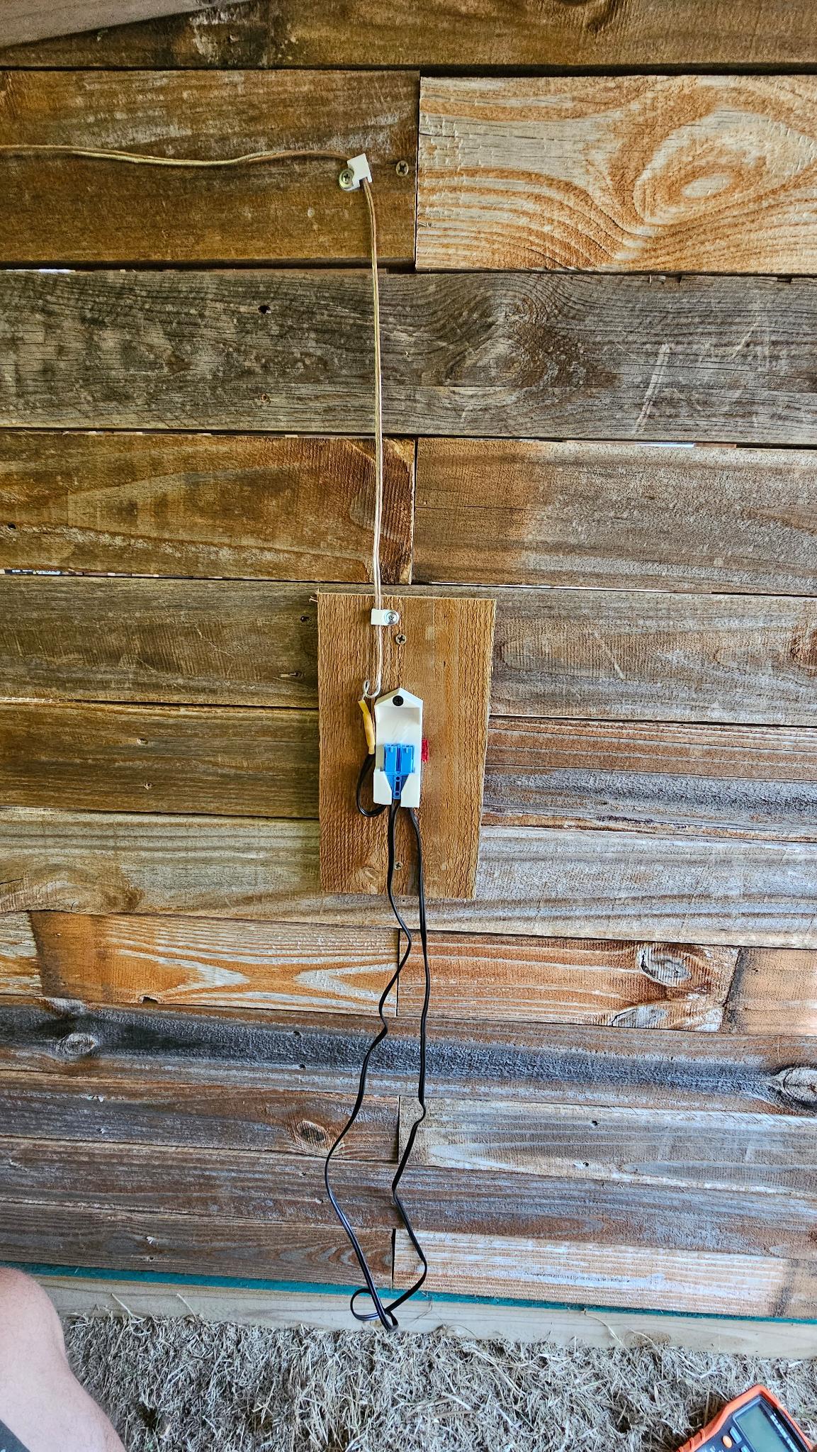 Giá đỡ dây sạc cho xe Ford Bronco đồ chơi