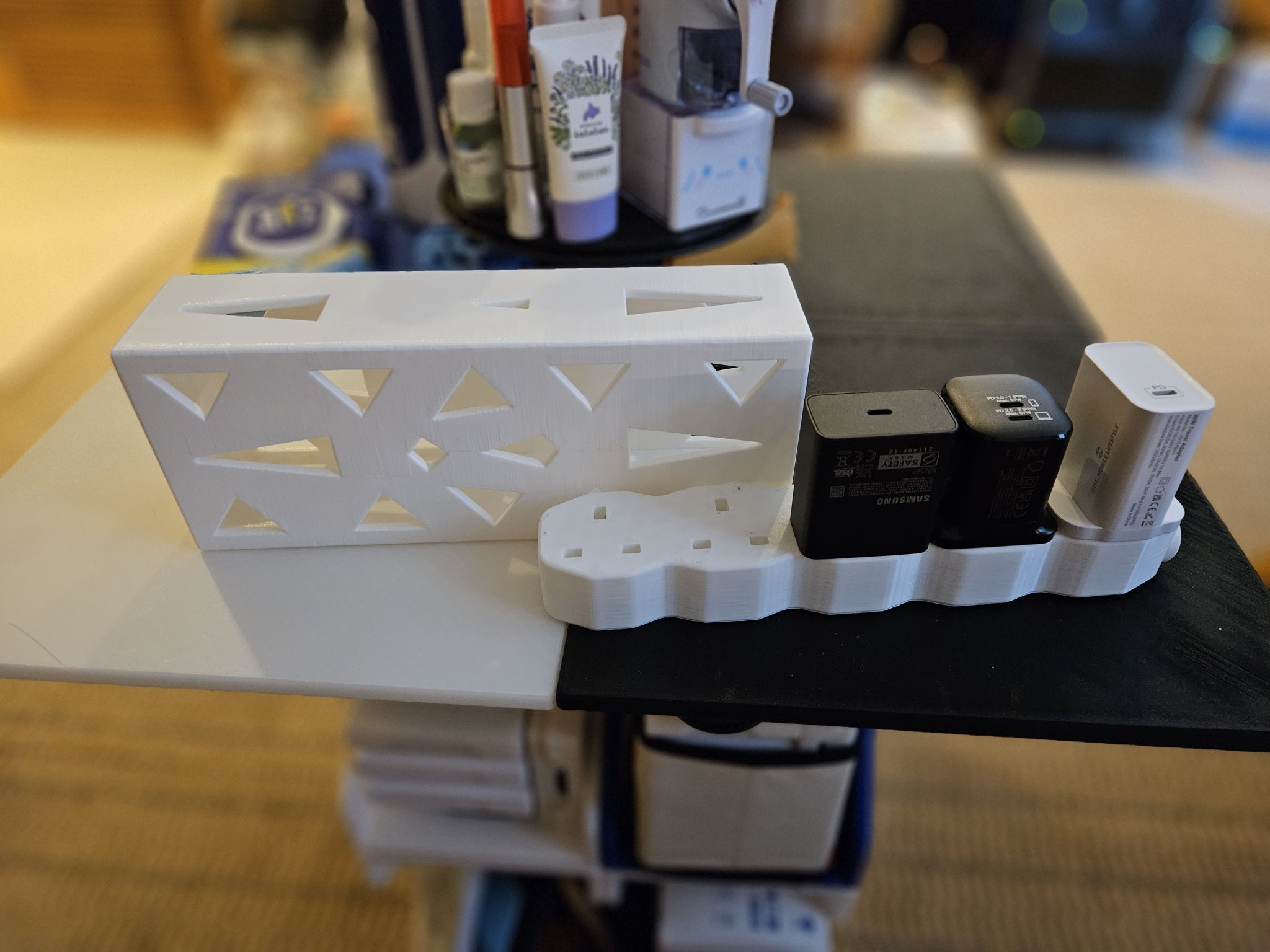 Giá đỡ cho bộ sạc điện thoại tại Anh