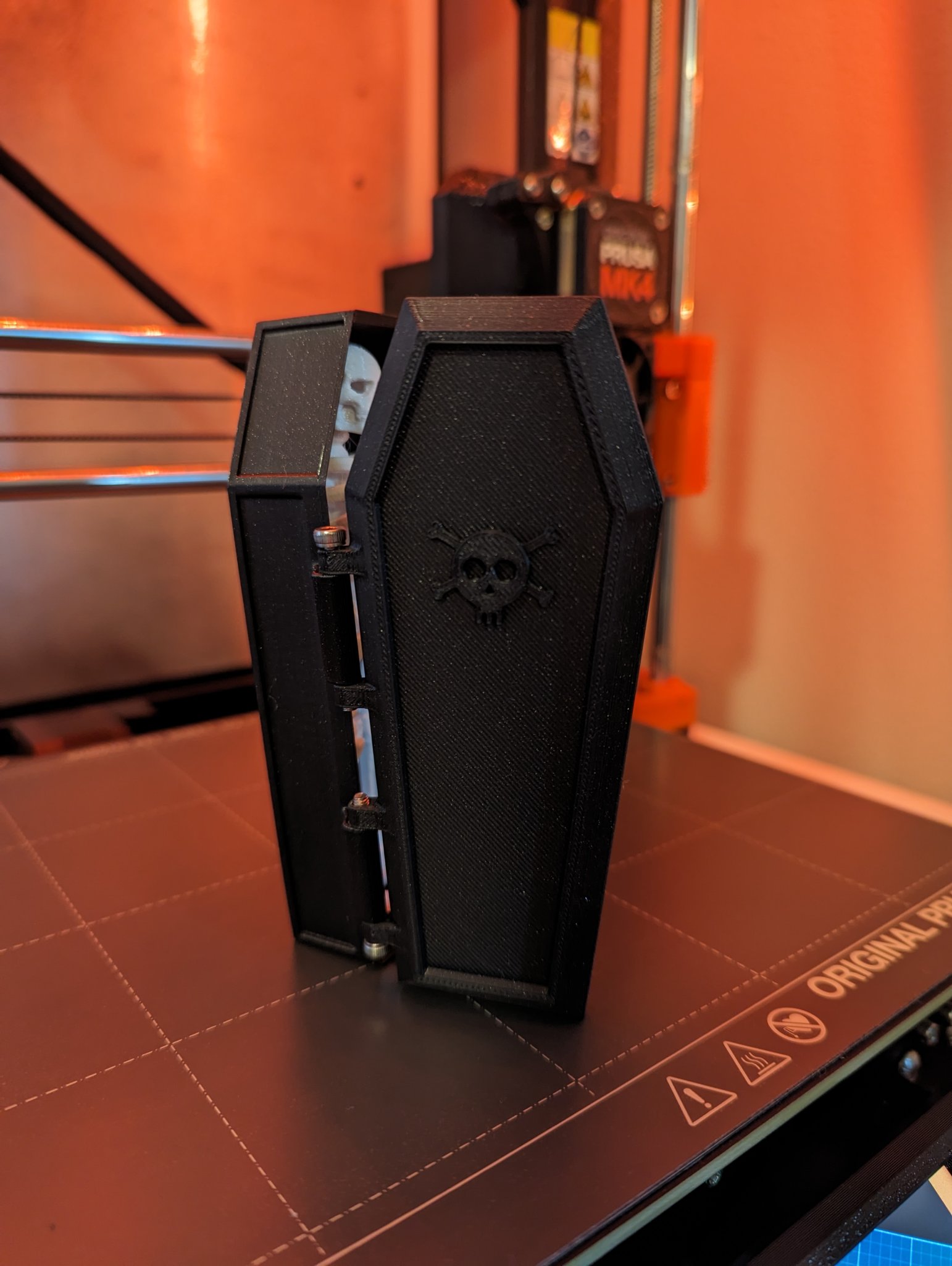 Quan tài nhỏ cho bộ xương Halloween