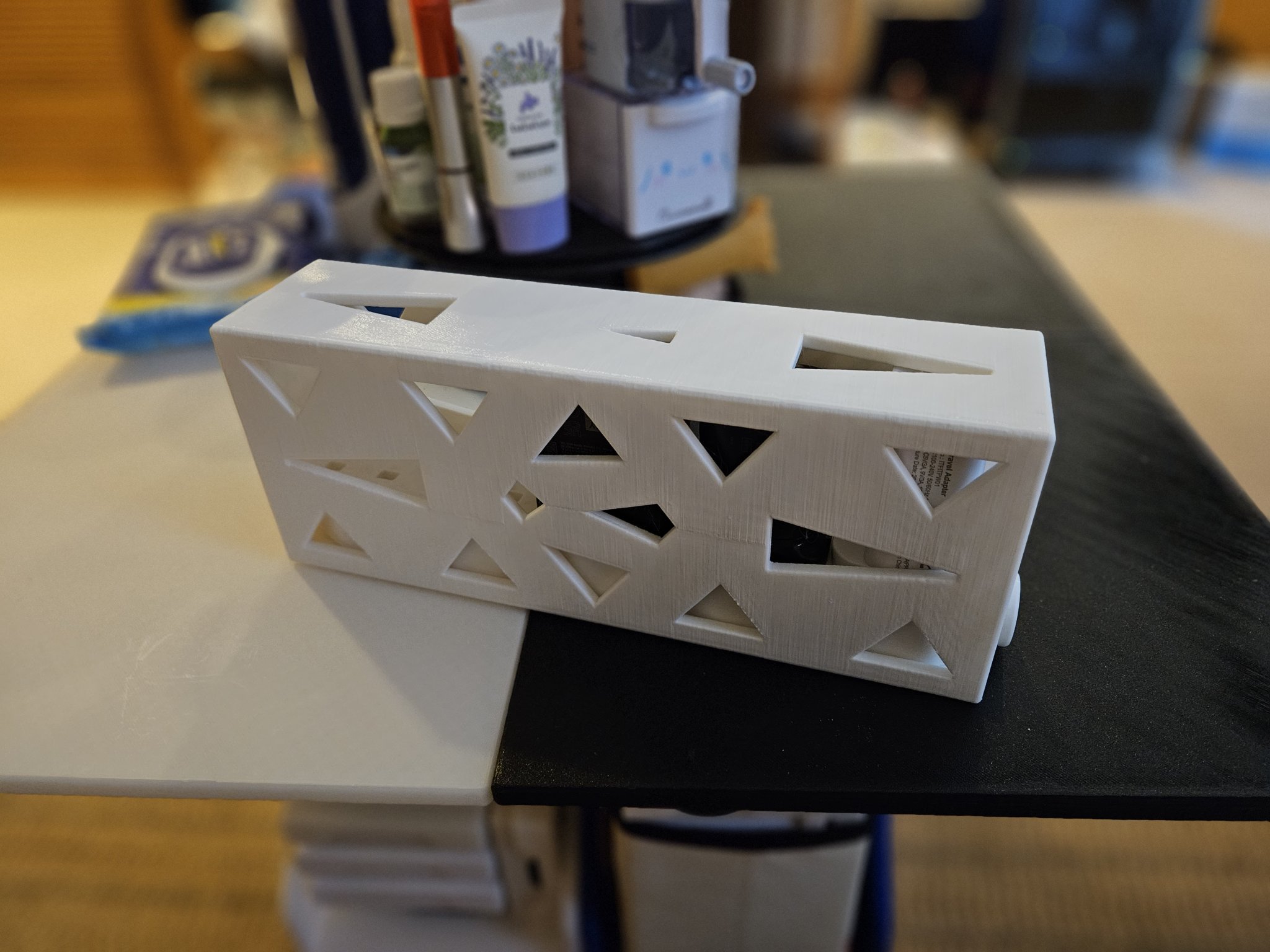 Giá đỡ cho bộ sạc điện thoại tại Anh