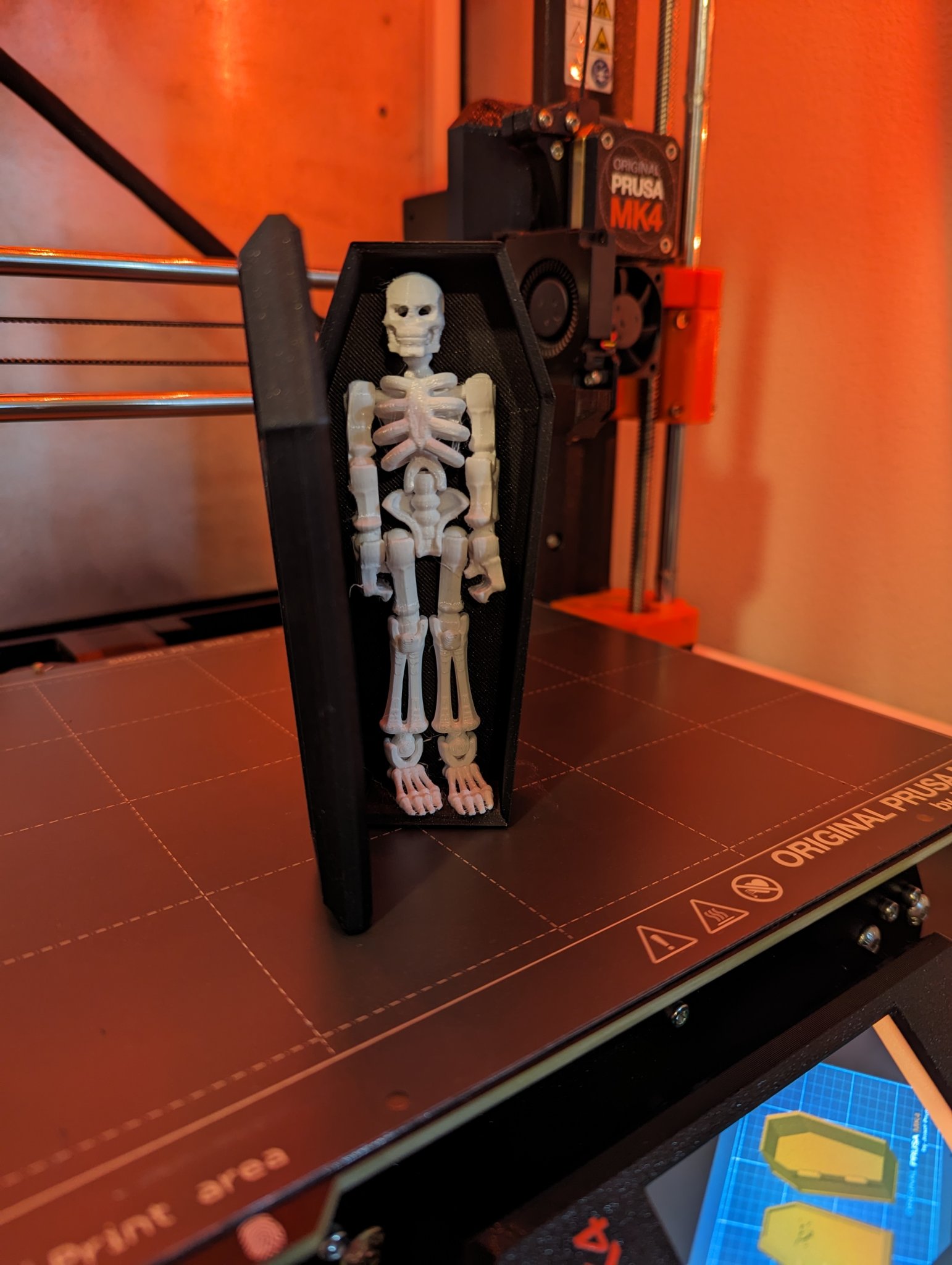 Quan tài nhỏ cho bộ xương Halloween