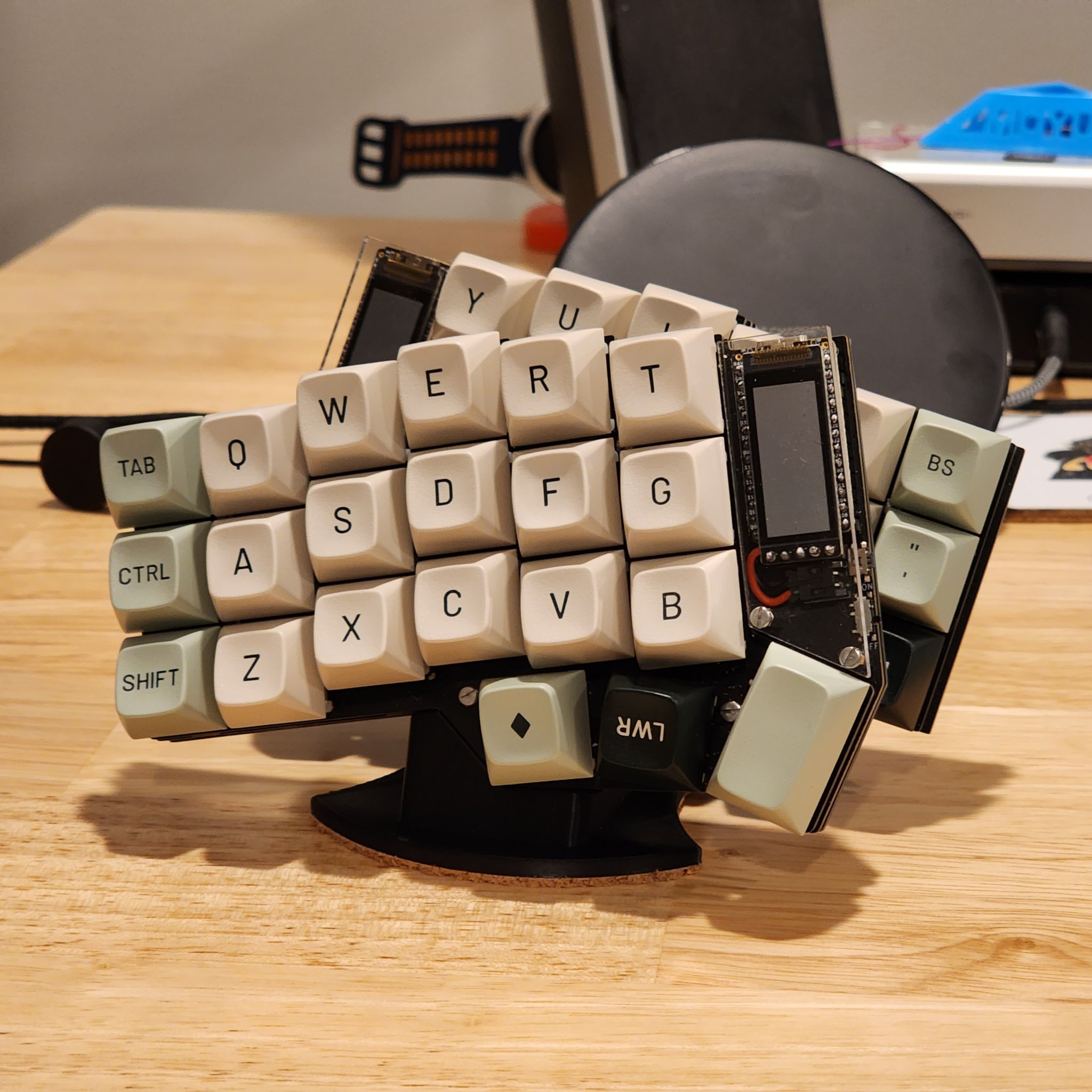 Giá đỡ đơn giản cho bàn phím Corne CRKBD