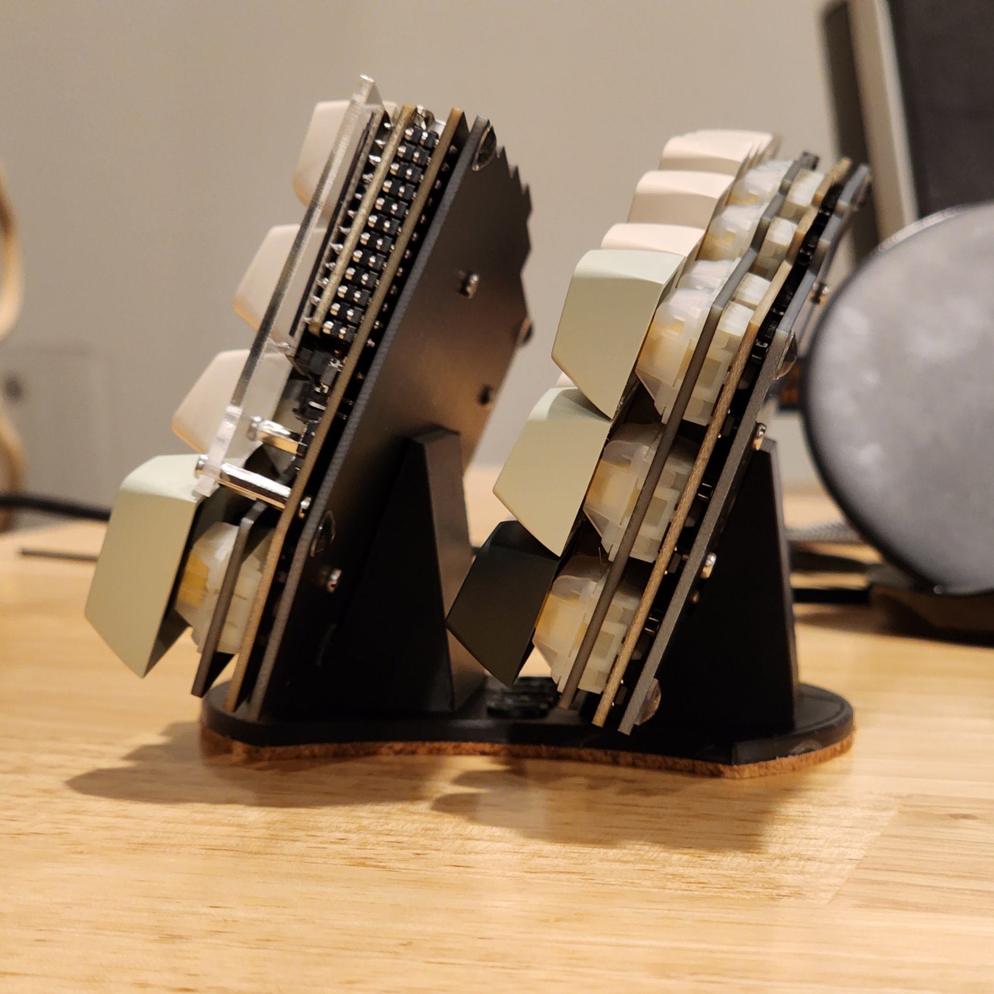 Giá đỡ đơn giản cho bàn phím Corne CRKBD