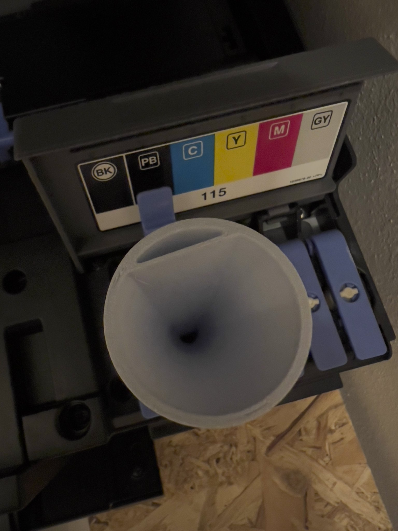 Bình chứa mực EPSON EcoTank với phễu tiếp mực tiện lợi