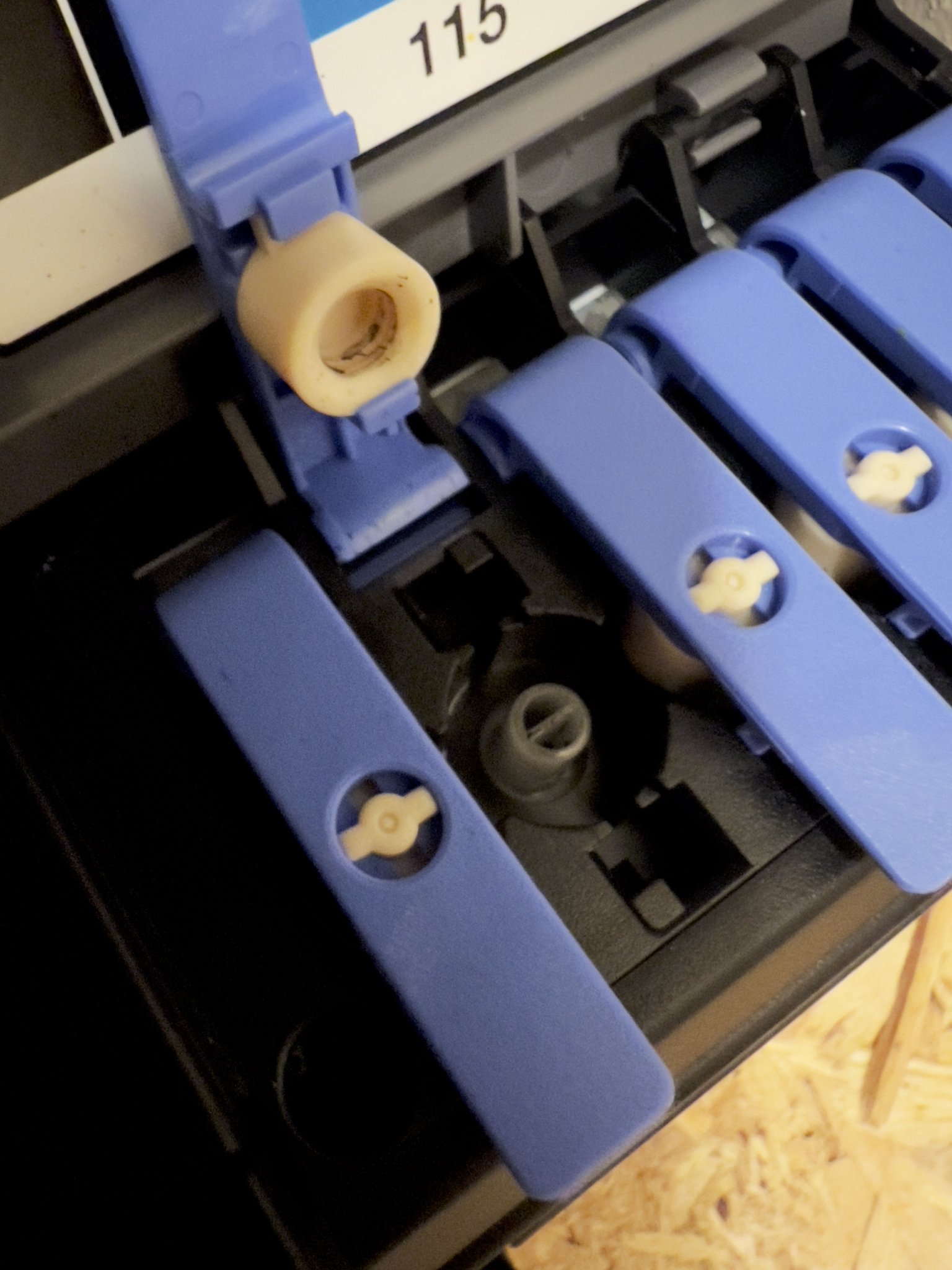 Bình chứa mực EPSON EcoTank với phễu tiếp mực tiện lợi