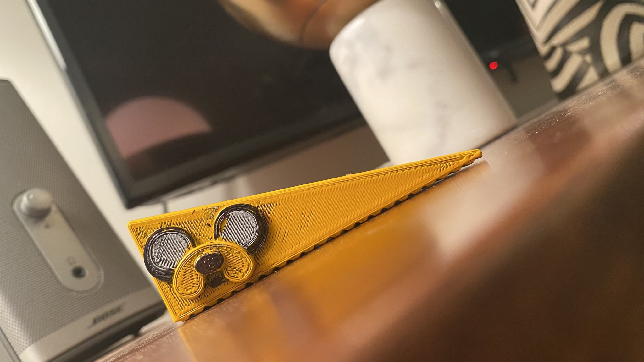 Jake chú chó trong hình dạng giá đỡ cửa độc đáo