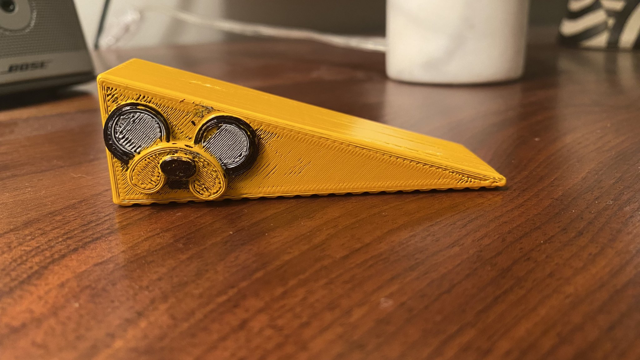 Jake chú chó trong hình dạng giá đỡ cửa độc đáo