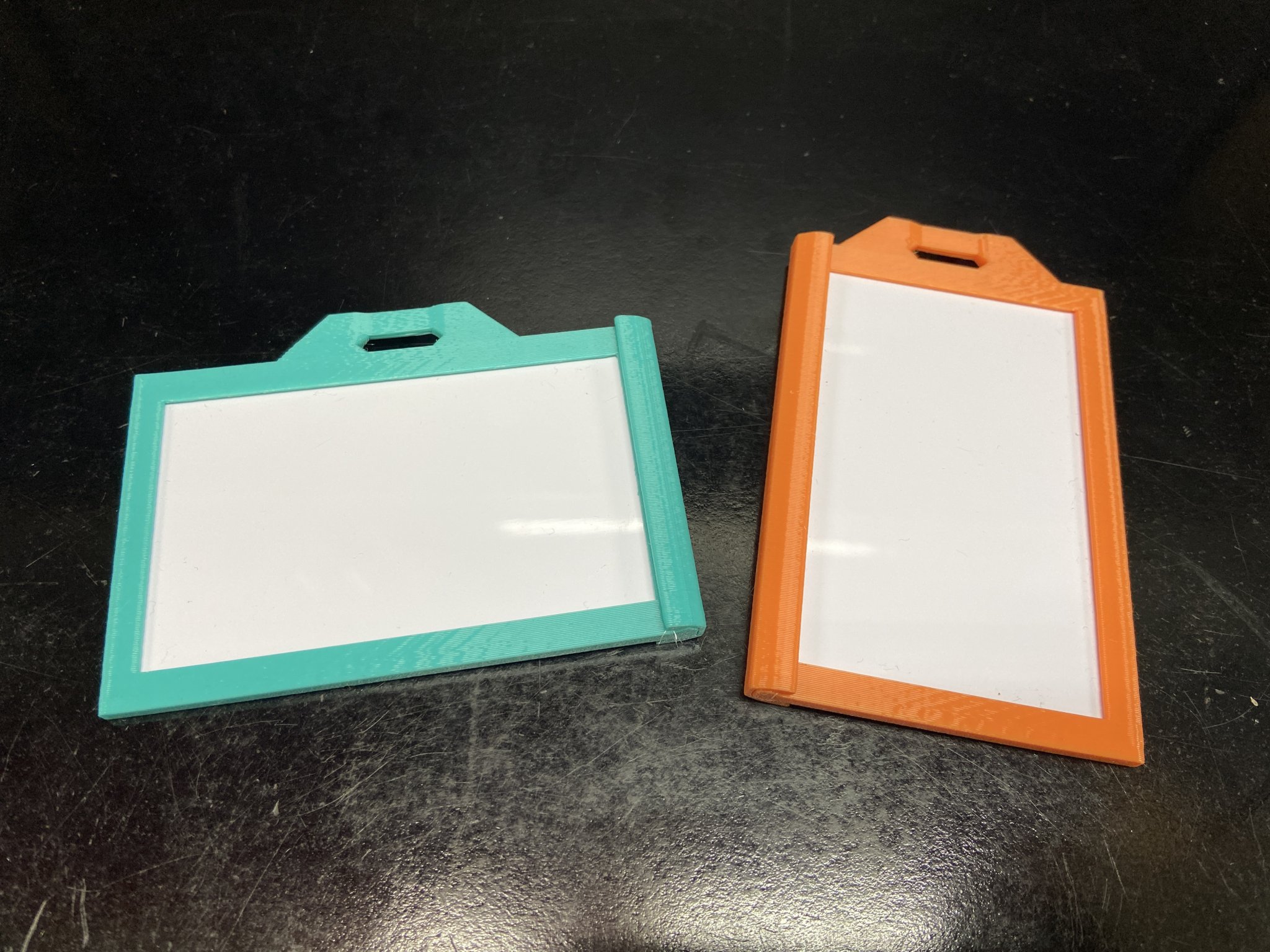 Giá đỡ thẻ ID chắc chắn cho một hoặc hai thẻ