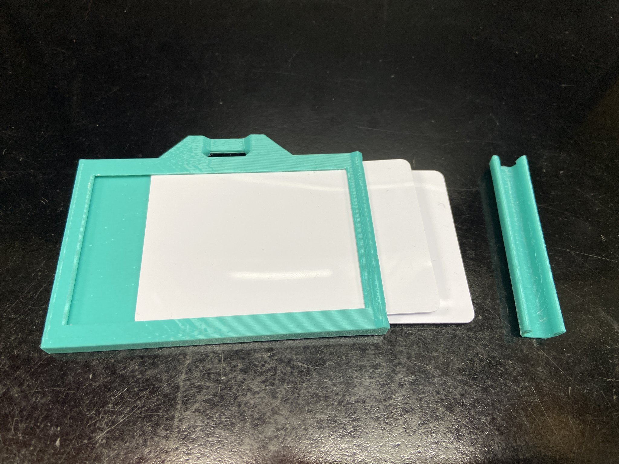 Giá đỡ thẻ ID chắc chắn cho một hoặc hai thẻ