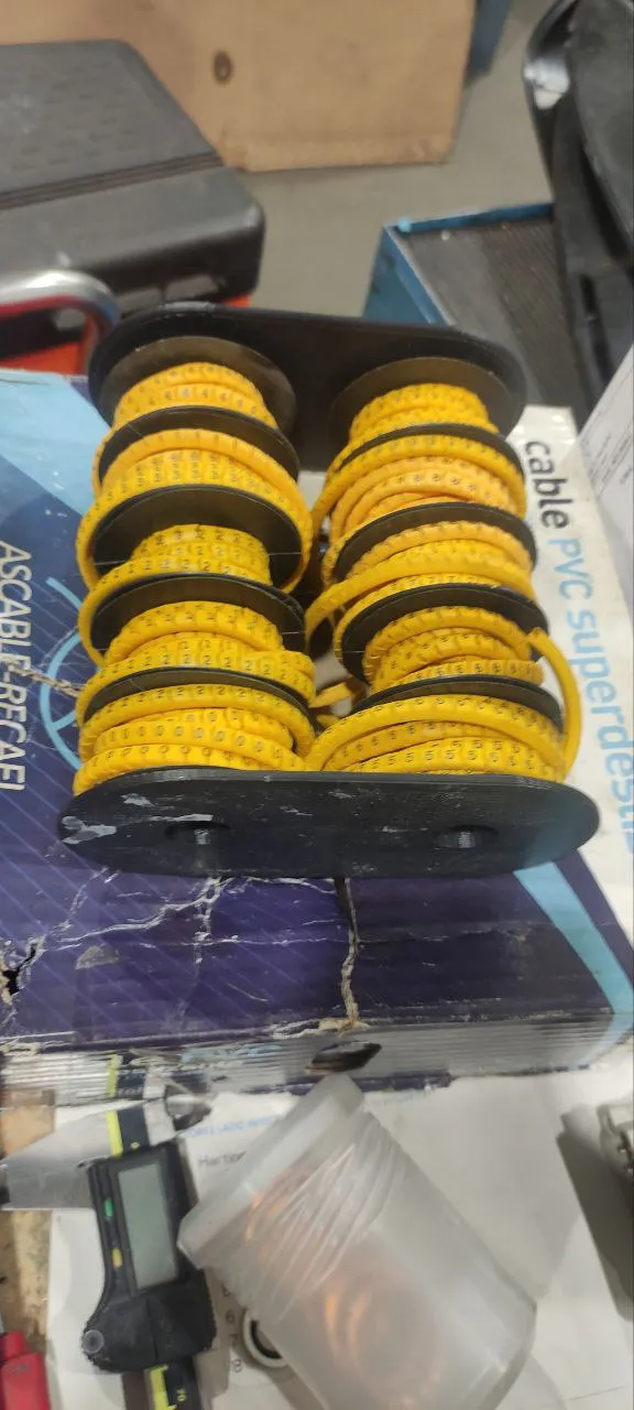 Giá đỡ cuộn nhãn dây cáp tổ chức gọn gàng