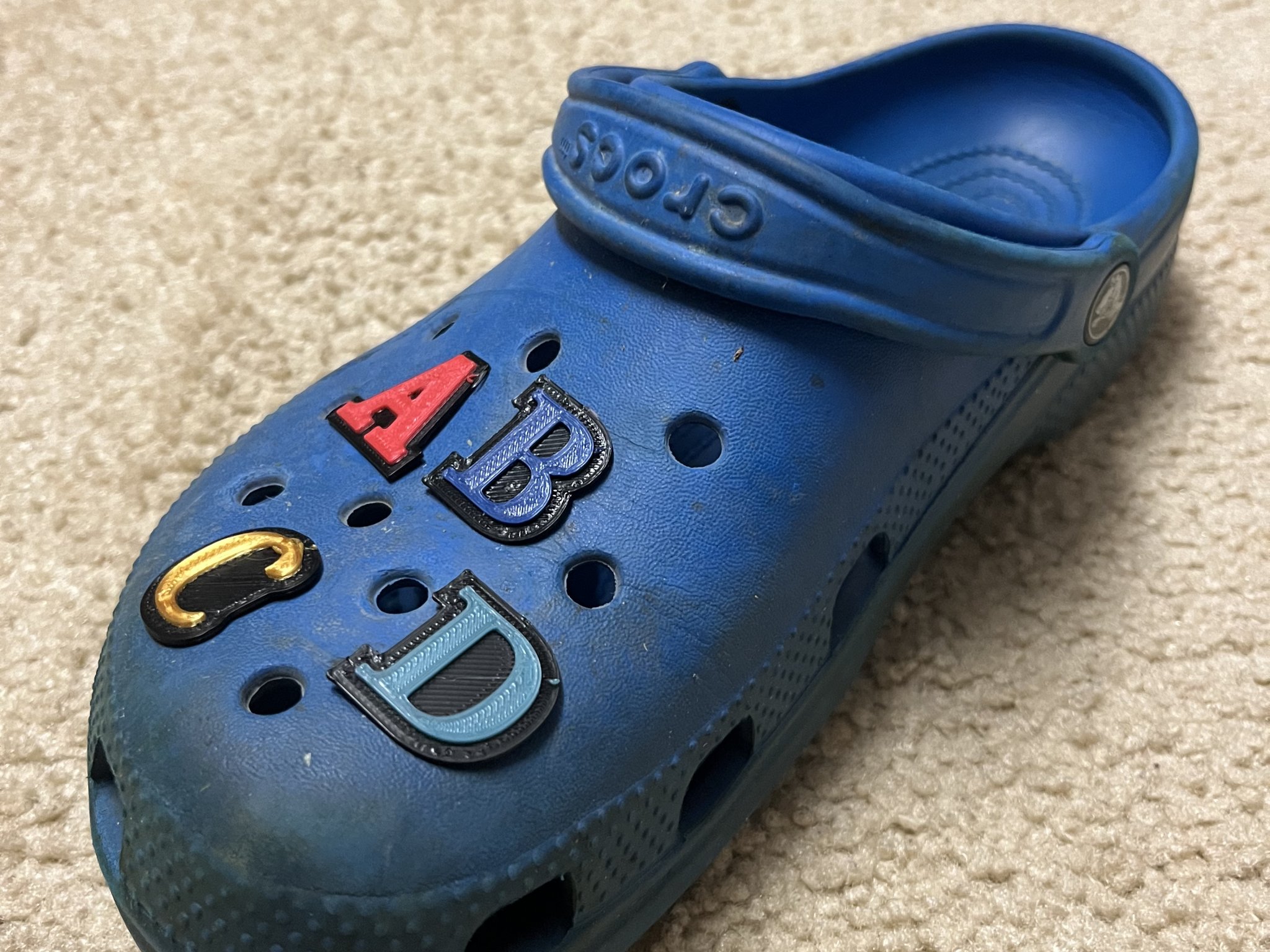 Jibbitz chữ cái cho giày Crocs đa dạng và bền bỉ