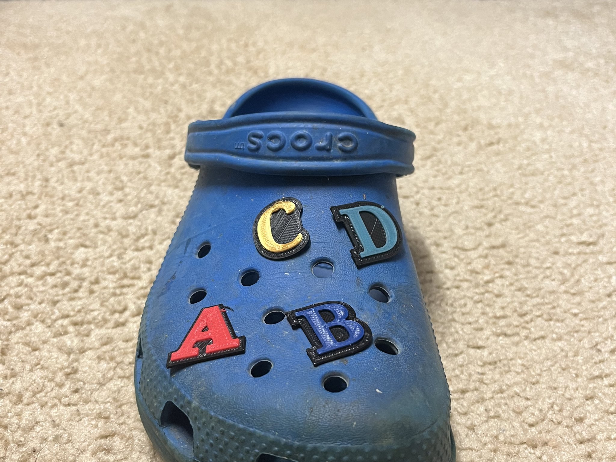 Jibbitz chữ cái cho giày Crocs đa dạng và bền bỉ