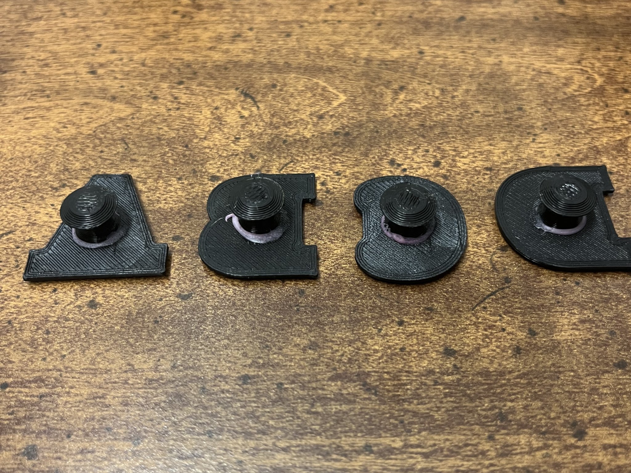 Jibbitz chữ cái cho giày Crocs đa dạng và bền bỉ