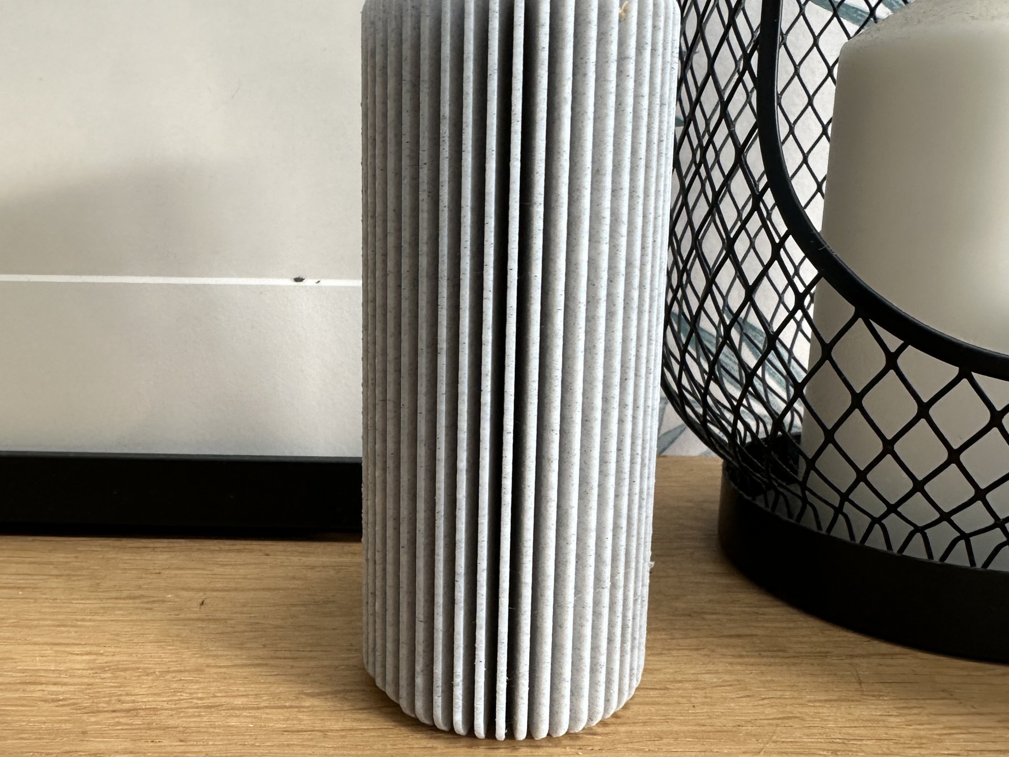 Bình hoa đơn giản thiết kế hiện đại cho một cành hoa