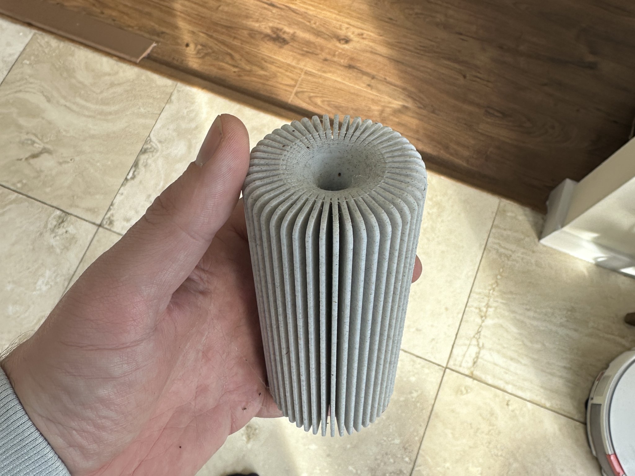 Bình hoa đơn giản thiết kế hiện đại cho một cành hoa