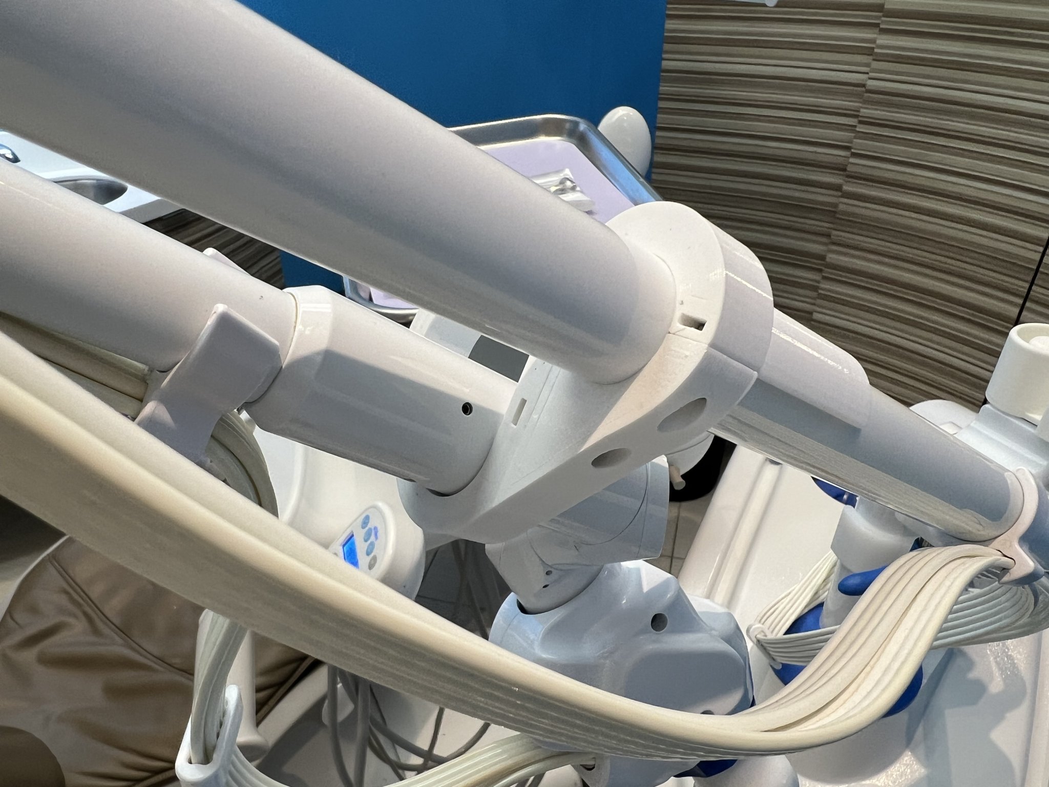 Giá đỡ tay laser nha khoa Solea phiên bản cải tiến