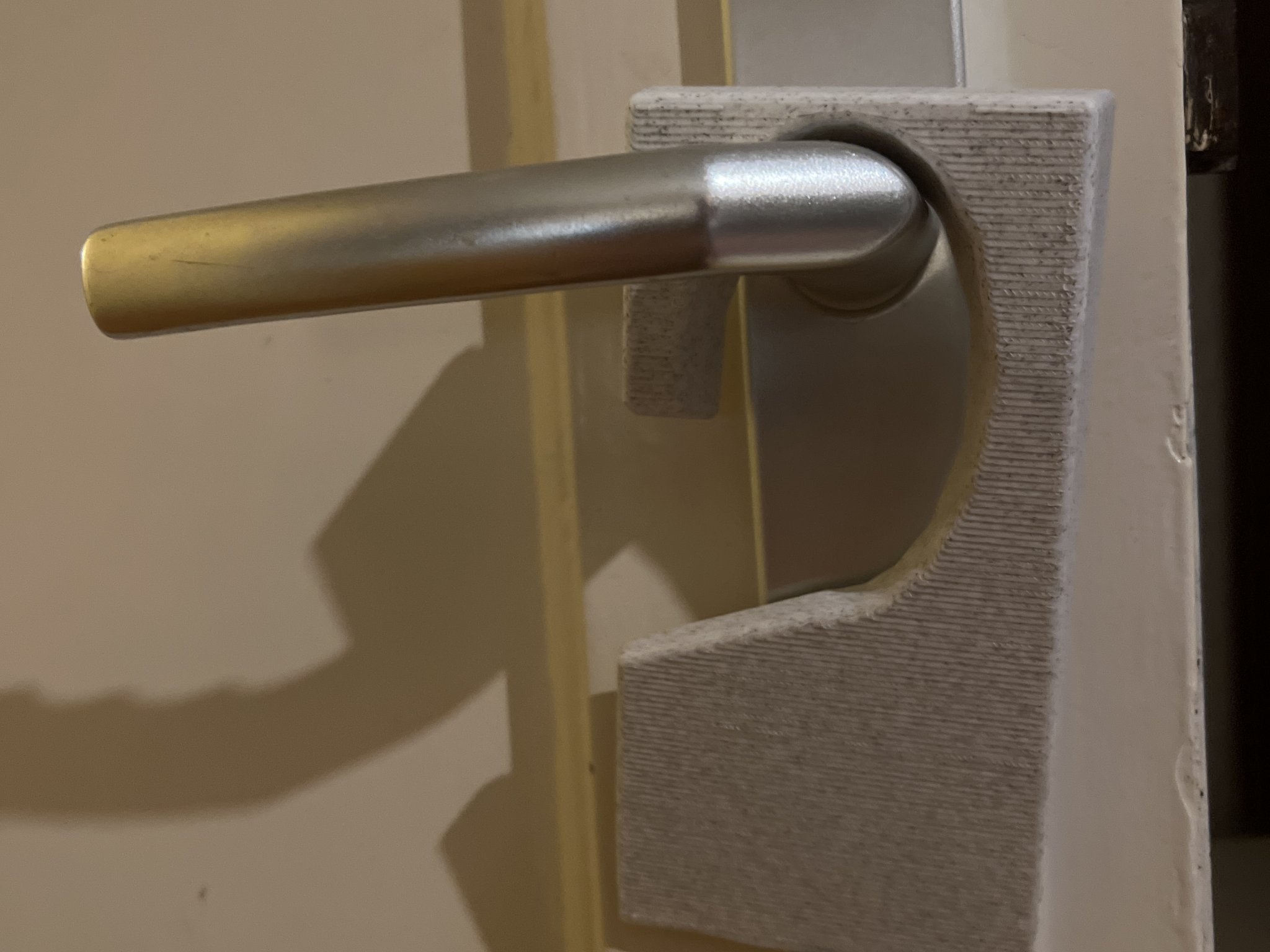 **Giá đỡ cửa treo tay cầm cửa**