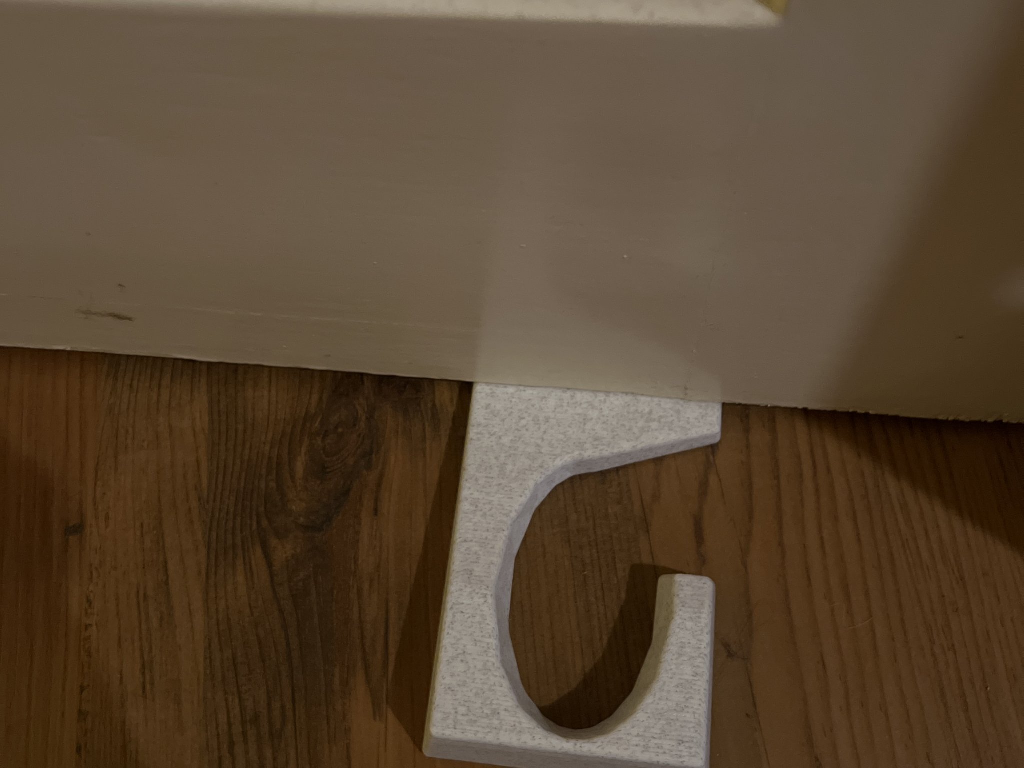 **Giá đỡ cửa treo tay cầm cửa**