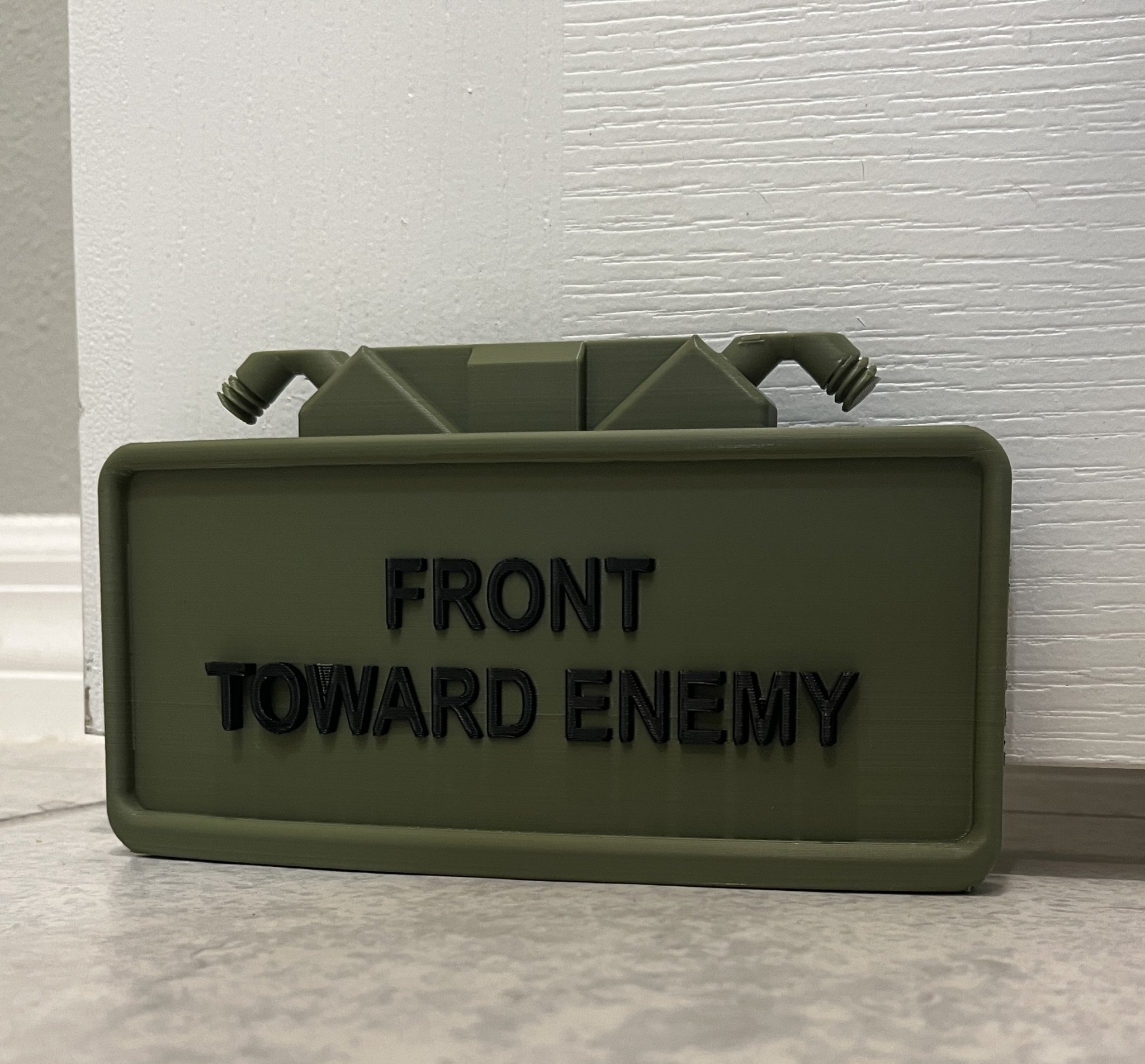 Giá đỡ cửa hình Claymore độc đáo và vui nhộn