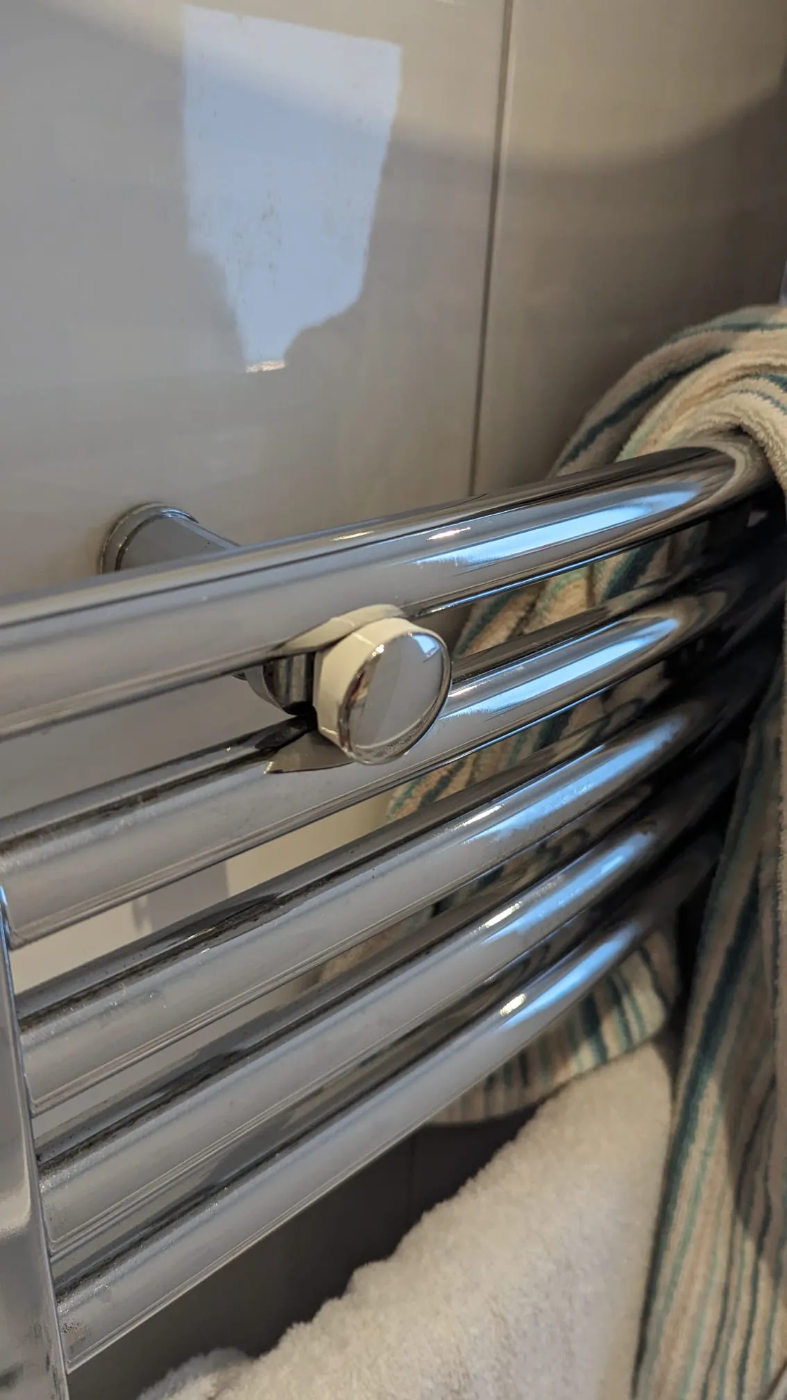 Thay thế bộ phận giá treo khăn tắm nóng