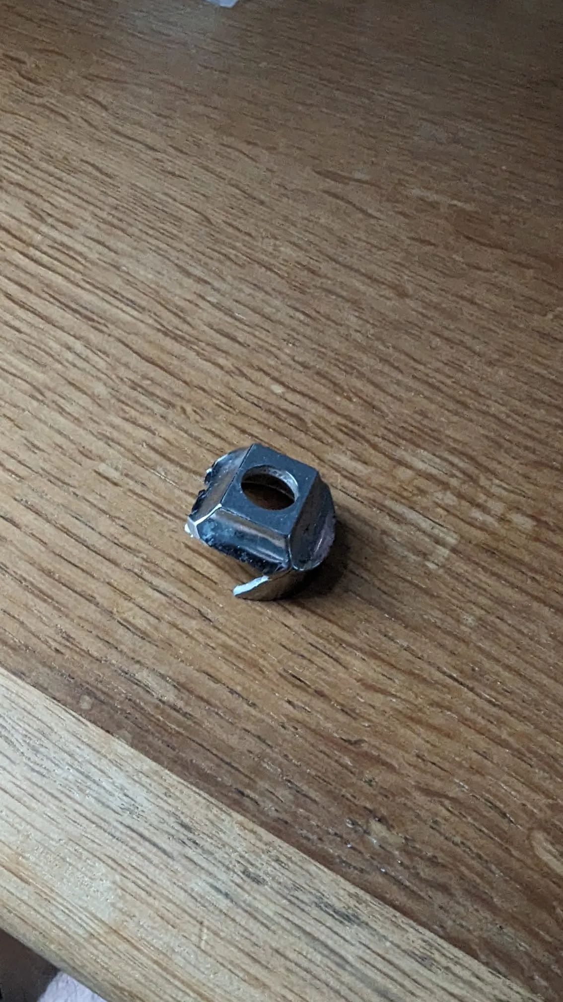 Thay thế bộ phận giá treo khăn tắm nóng