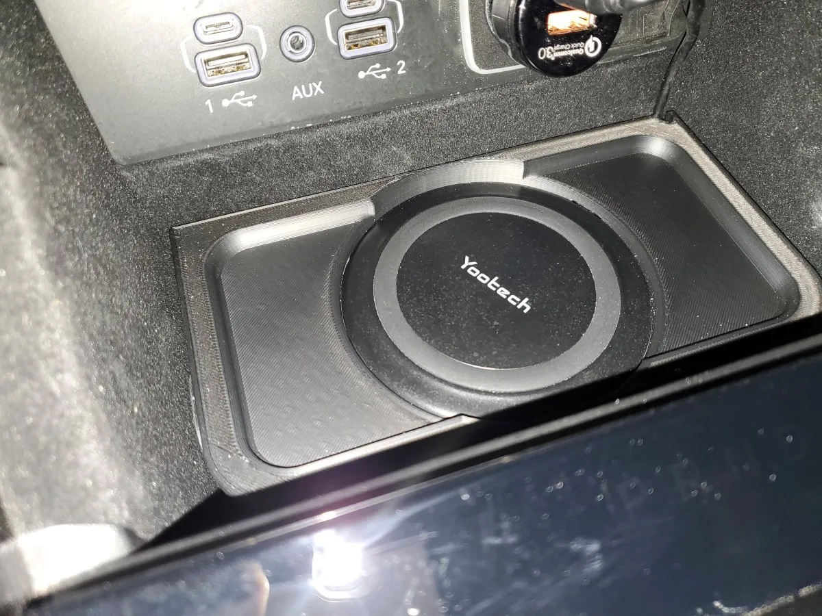 Đế sạc điện thoại không dây cho Samsung S10 trong Jeep Grand Cher...