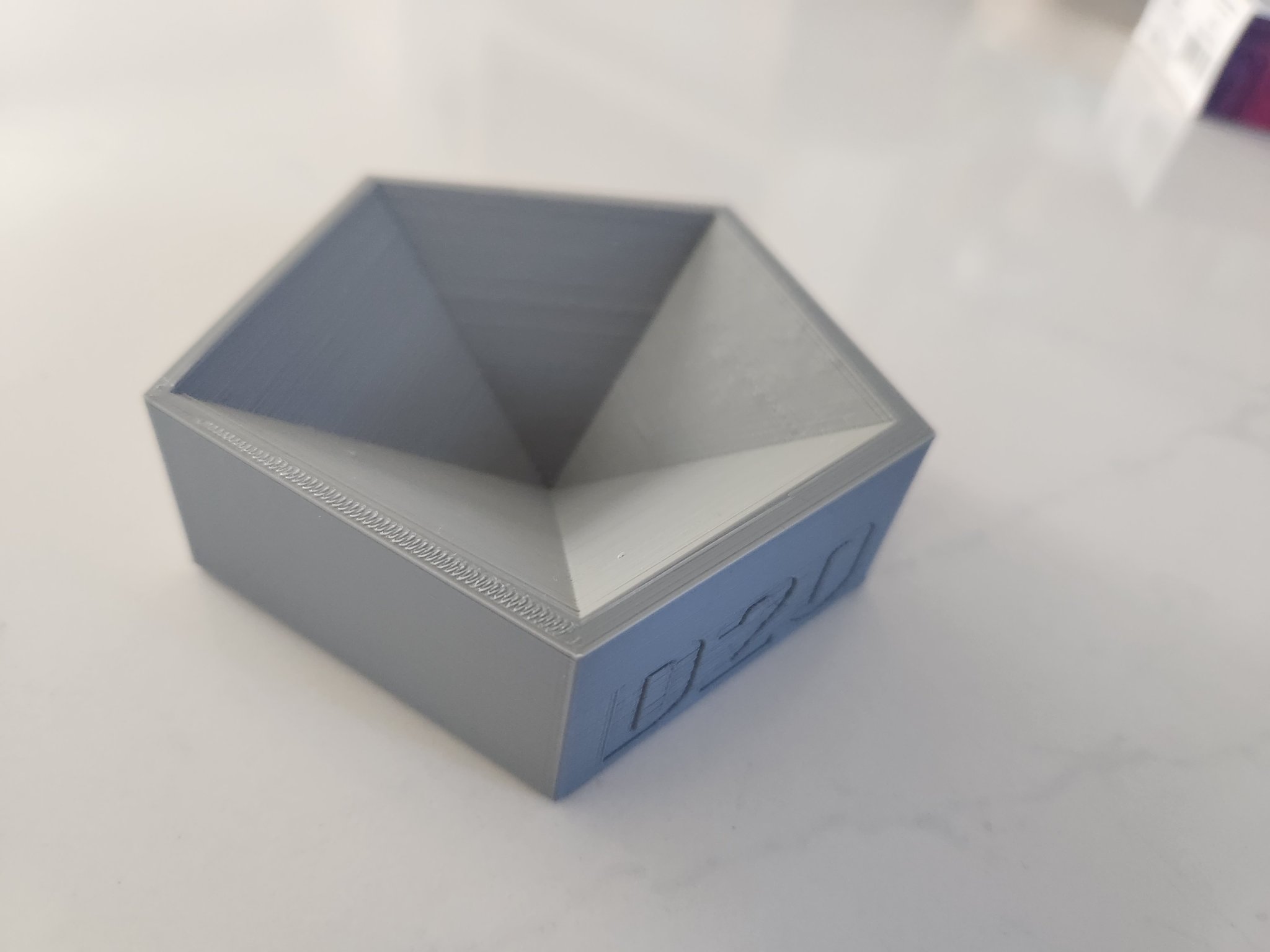 Khuôn d20 kính màu độc đáo cho người yêu thủ công