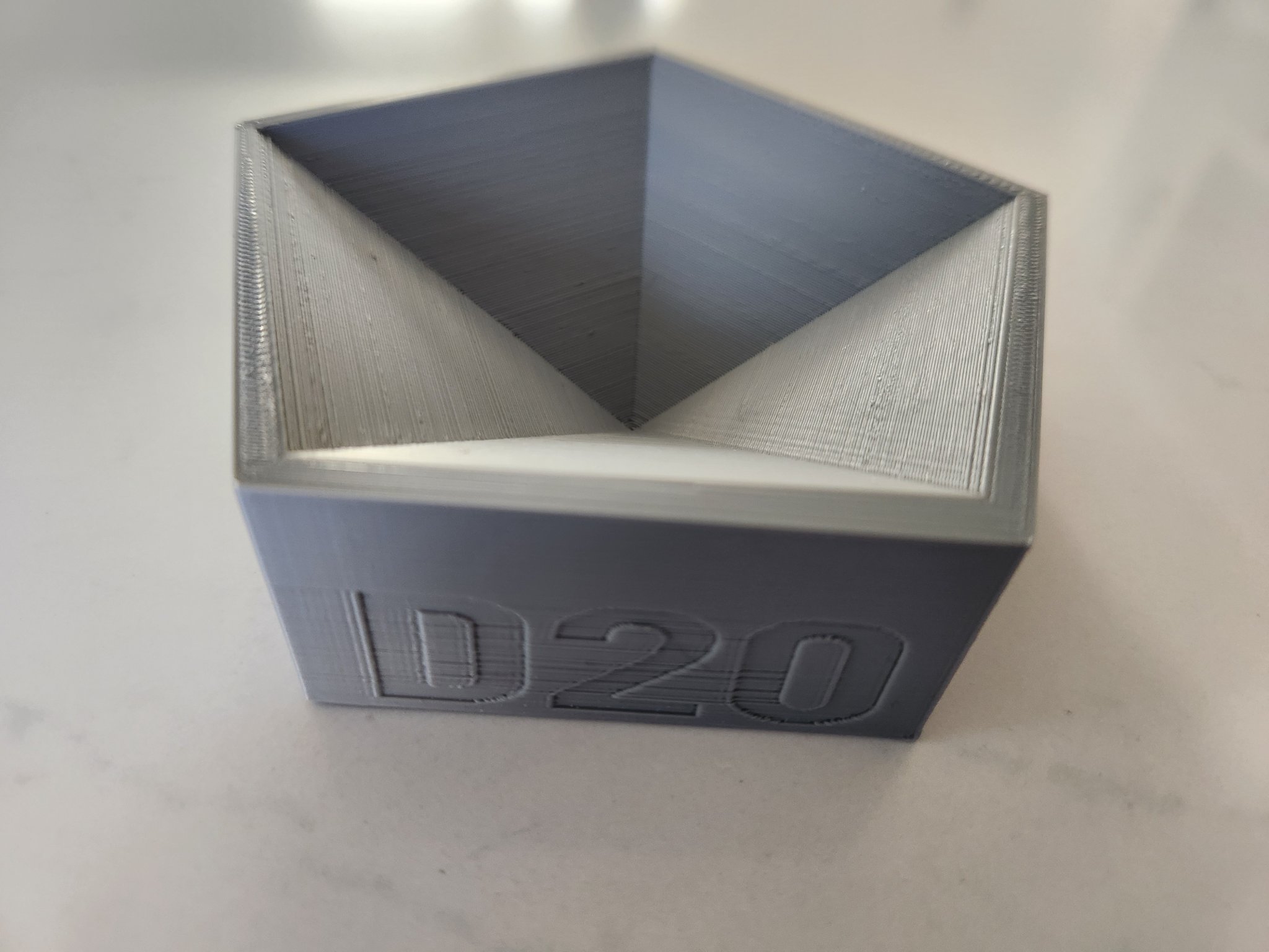 Khuôn d20 kính màu độc đáo cho người yêu thủ công