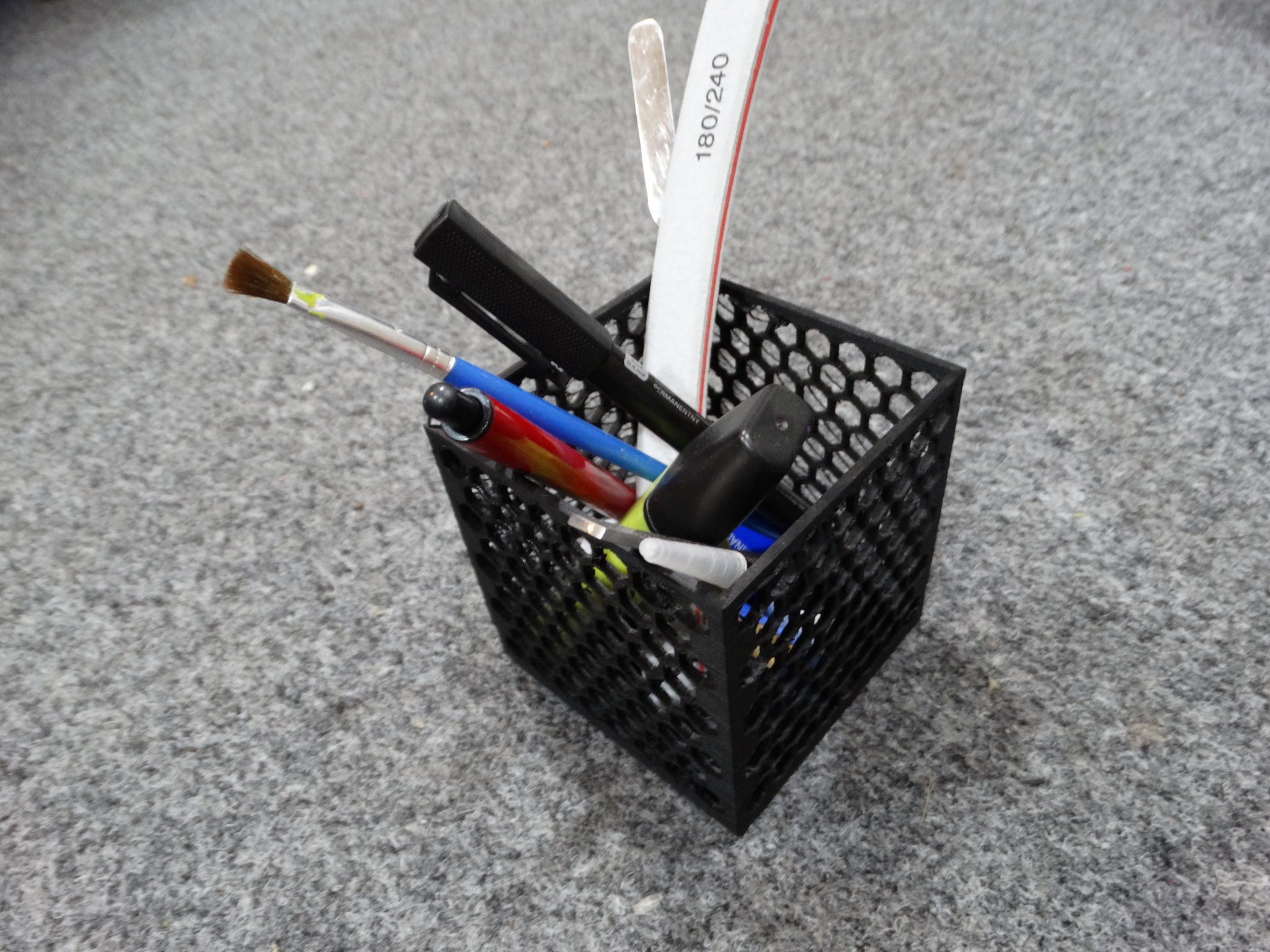 Giỏ đựng bút và vật dụng văn phòng