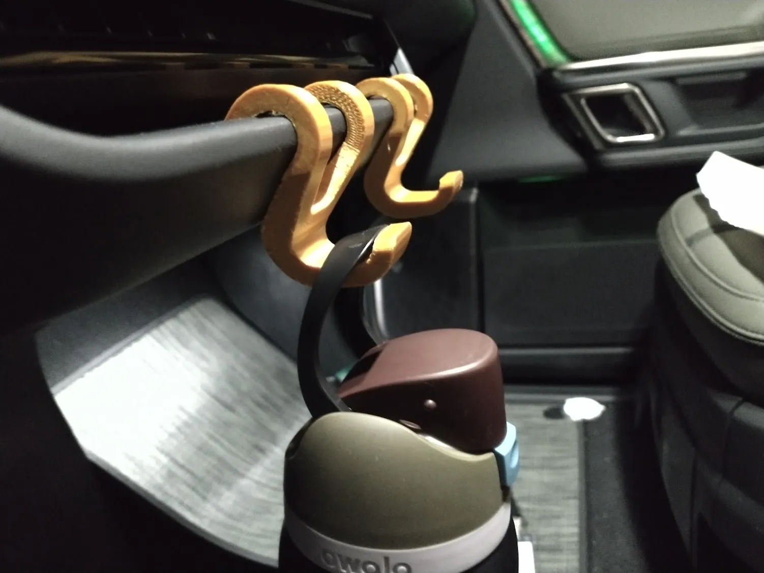 Móc treo chai nước gắn cửa gió Rivian