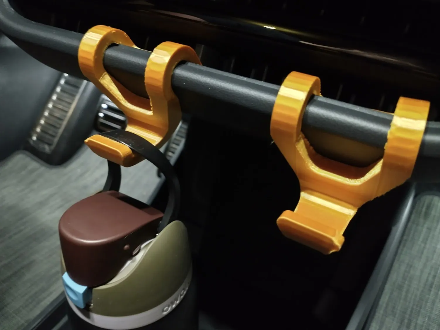 Móc treo chai nước gắn cửa gió Rivian