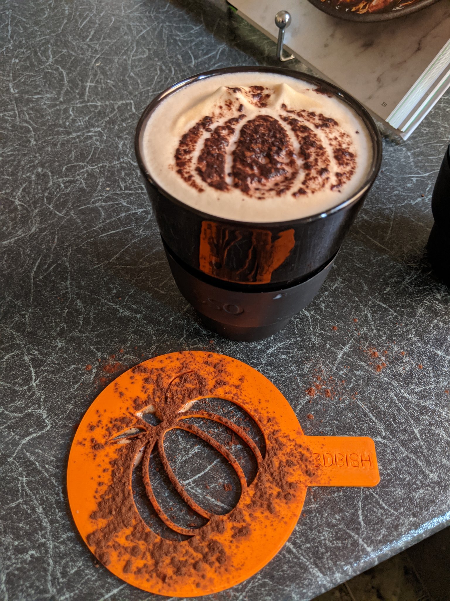 Mẫu stencil nghệ thuật cà phê bí ngô cho Halloween