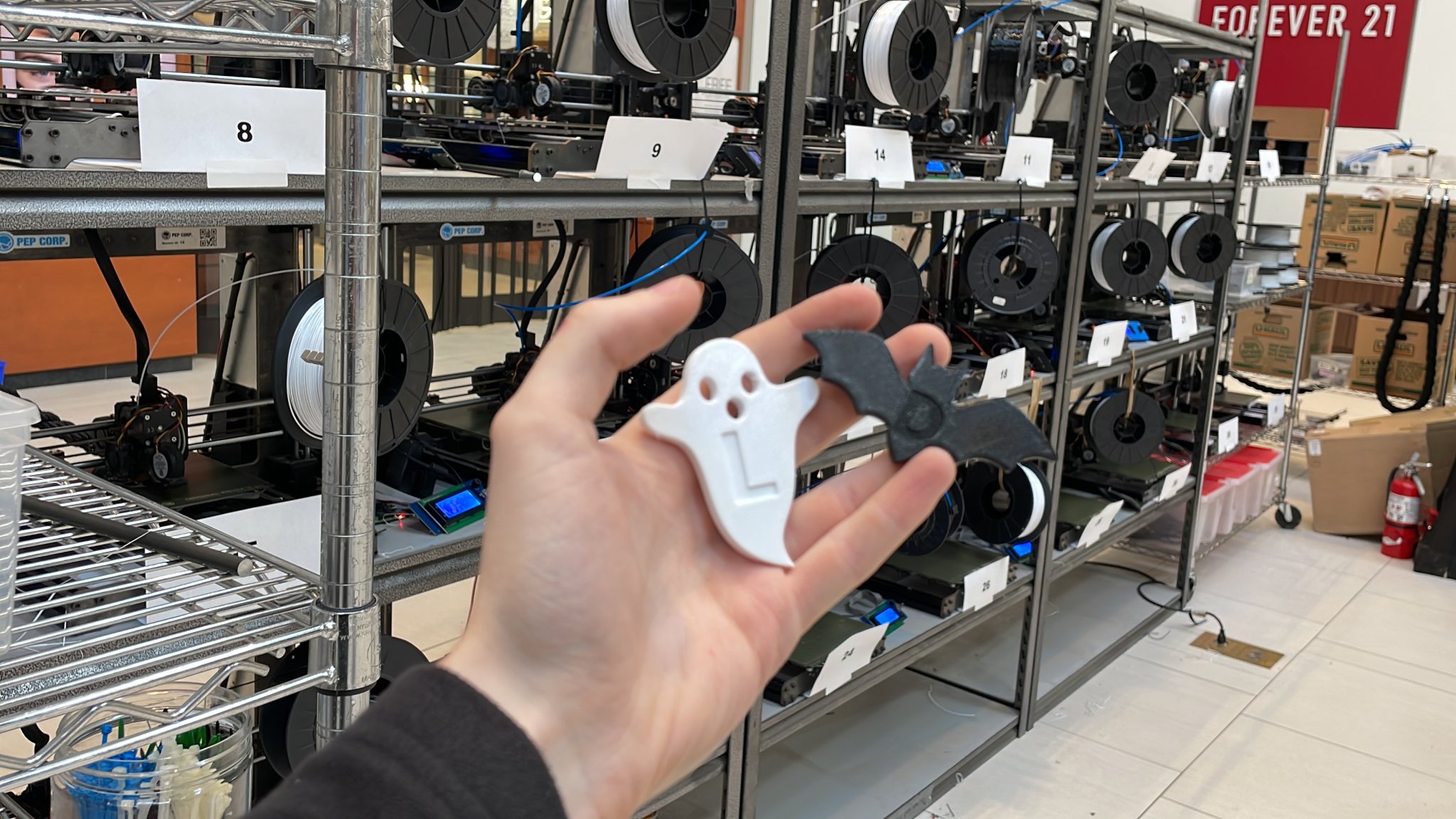 Kỷ vật Halloween với dơi và ma có chữ cái đầu tiên