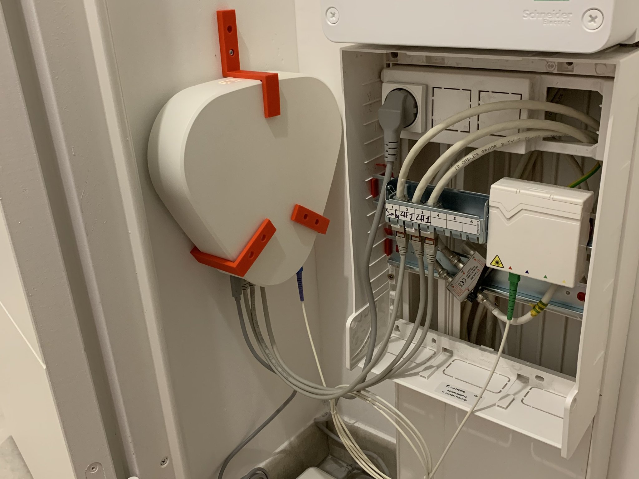 Giá đỡ Freebox Delta gắn tường