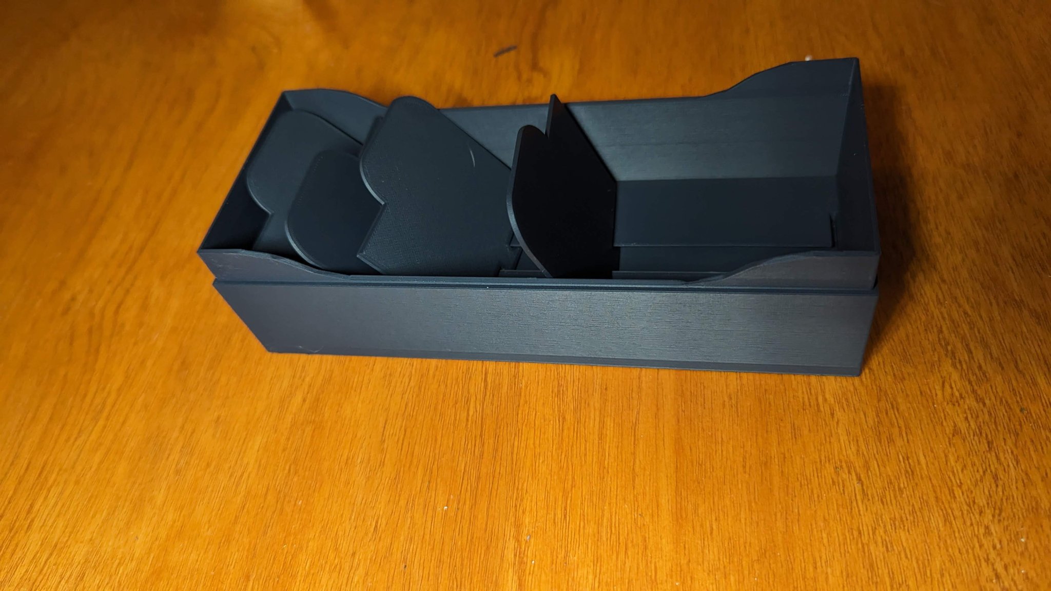 Giá đỡ thẻ có ngăn chia tích hợp trong đáy hộp