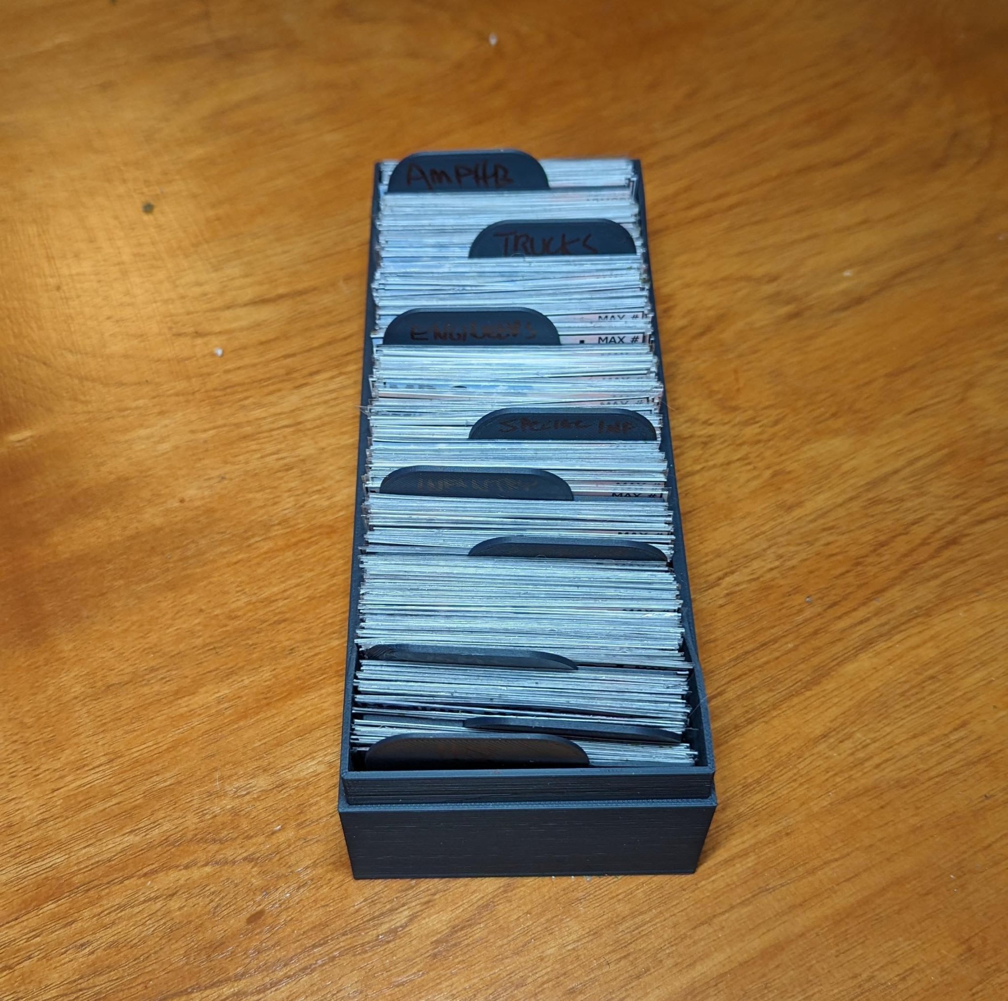 Giá đỡ thẻ có ngăn chia tích hợp trong đáy hộp