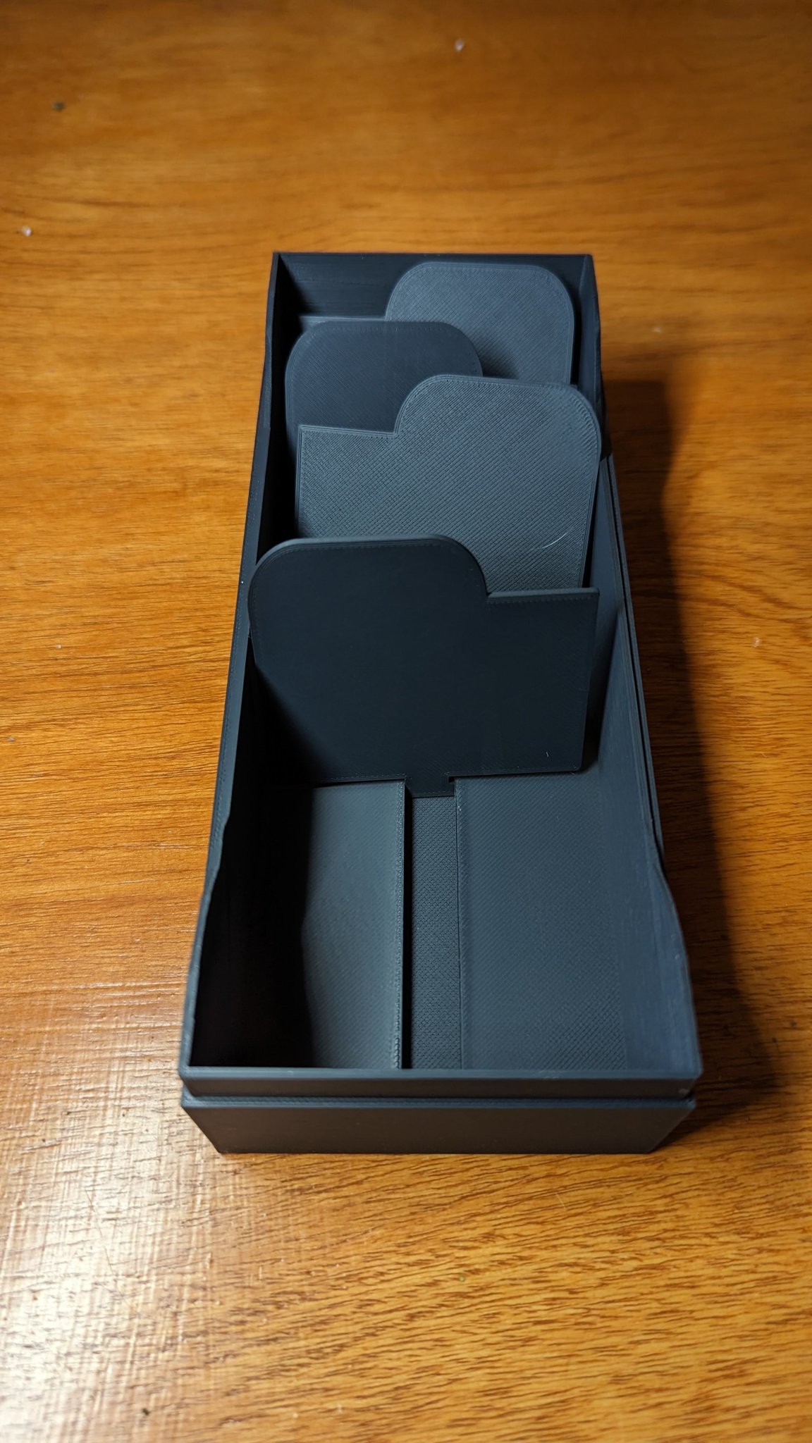 Giá đỡ thẻ có ngăn chia tích hợp trong đáy hộp