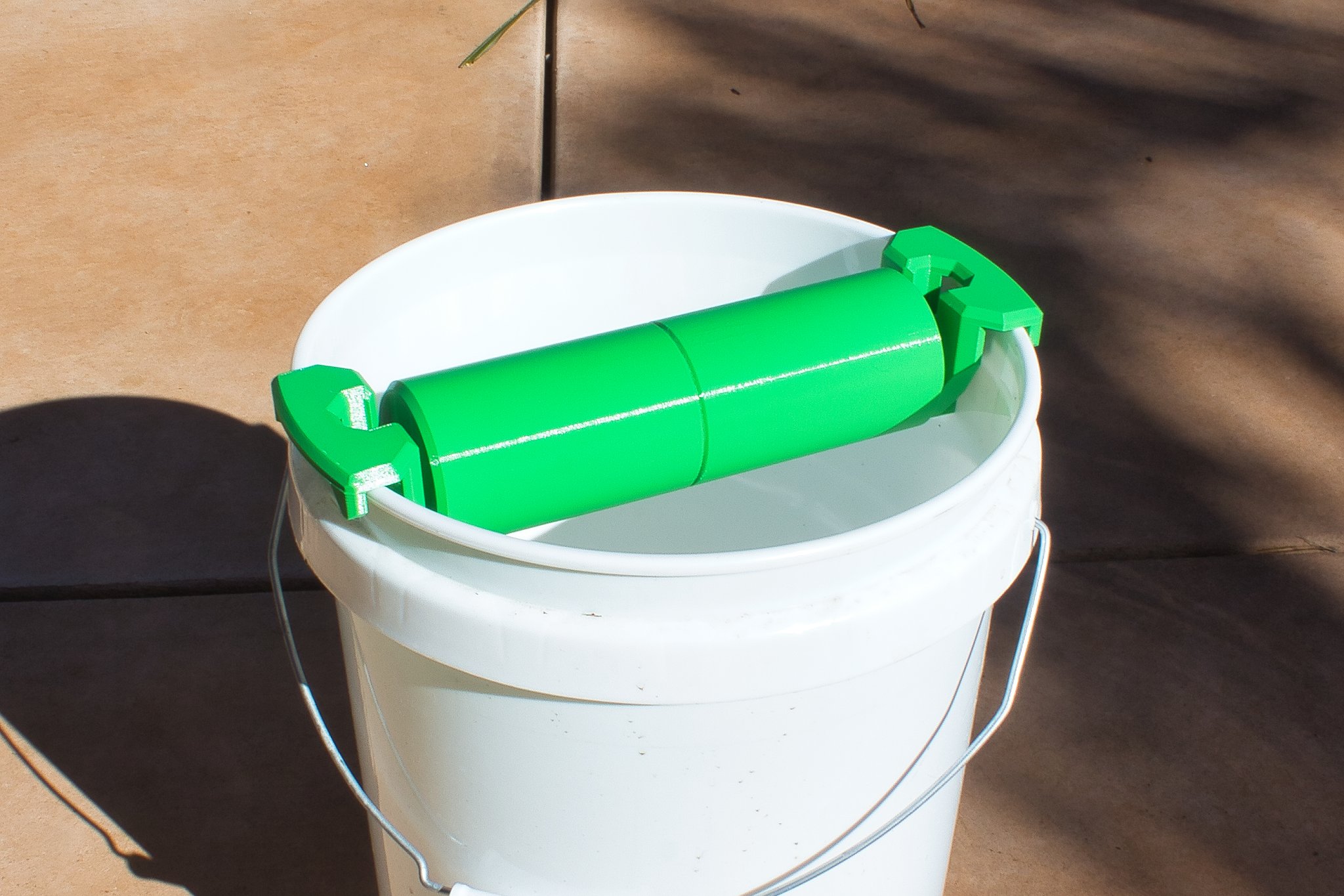 Bẫy chuột bằng gỗ lăn trên xô nước