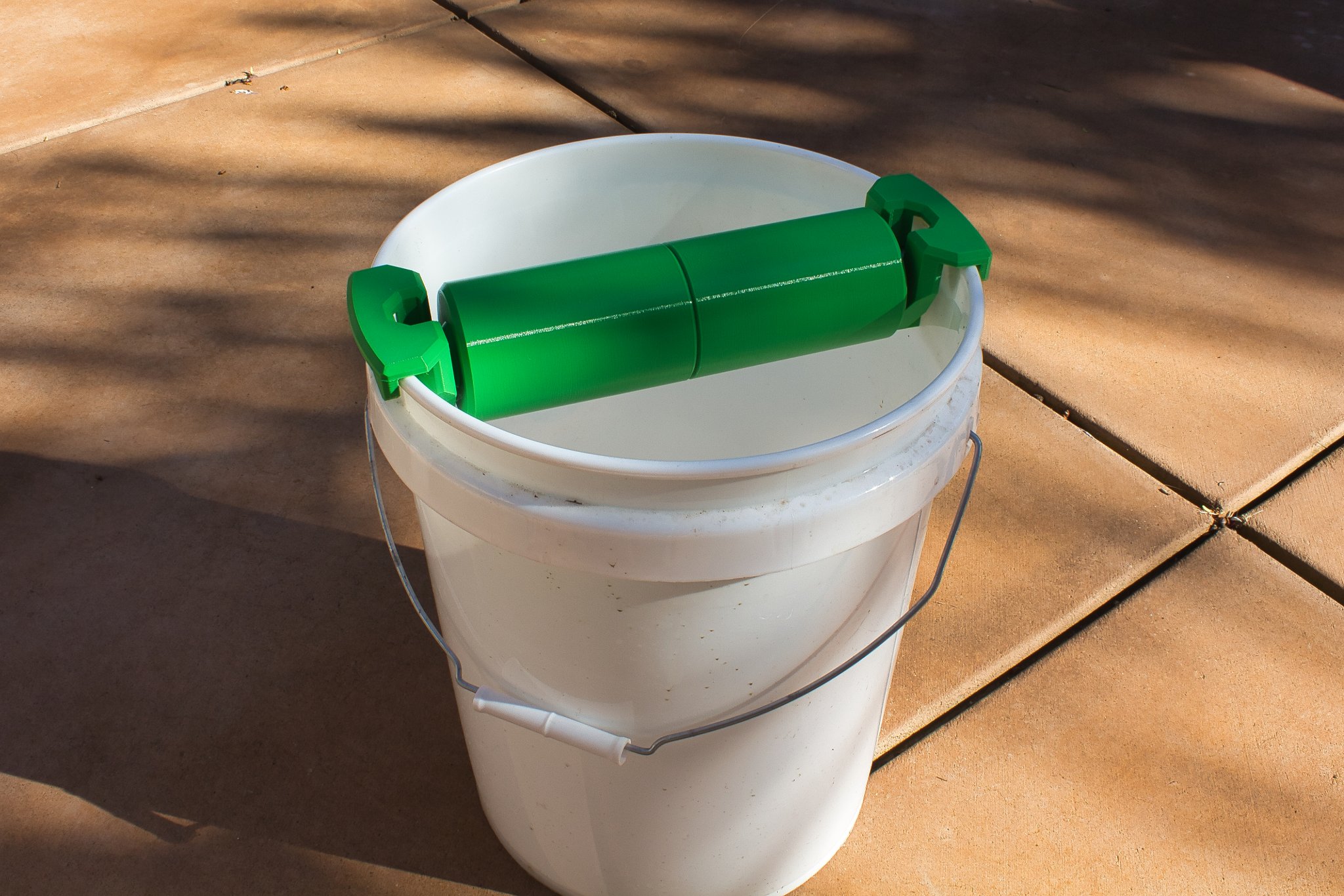 Bẫy chuột bằng gỗ lăn trên xô nước