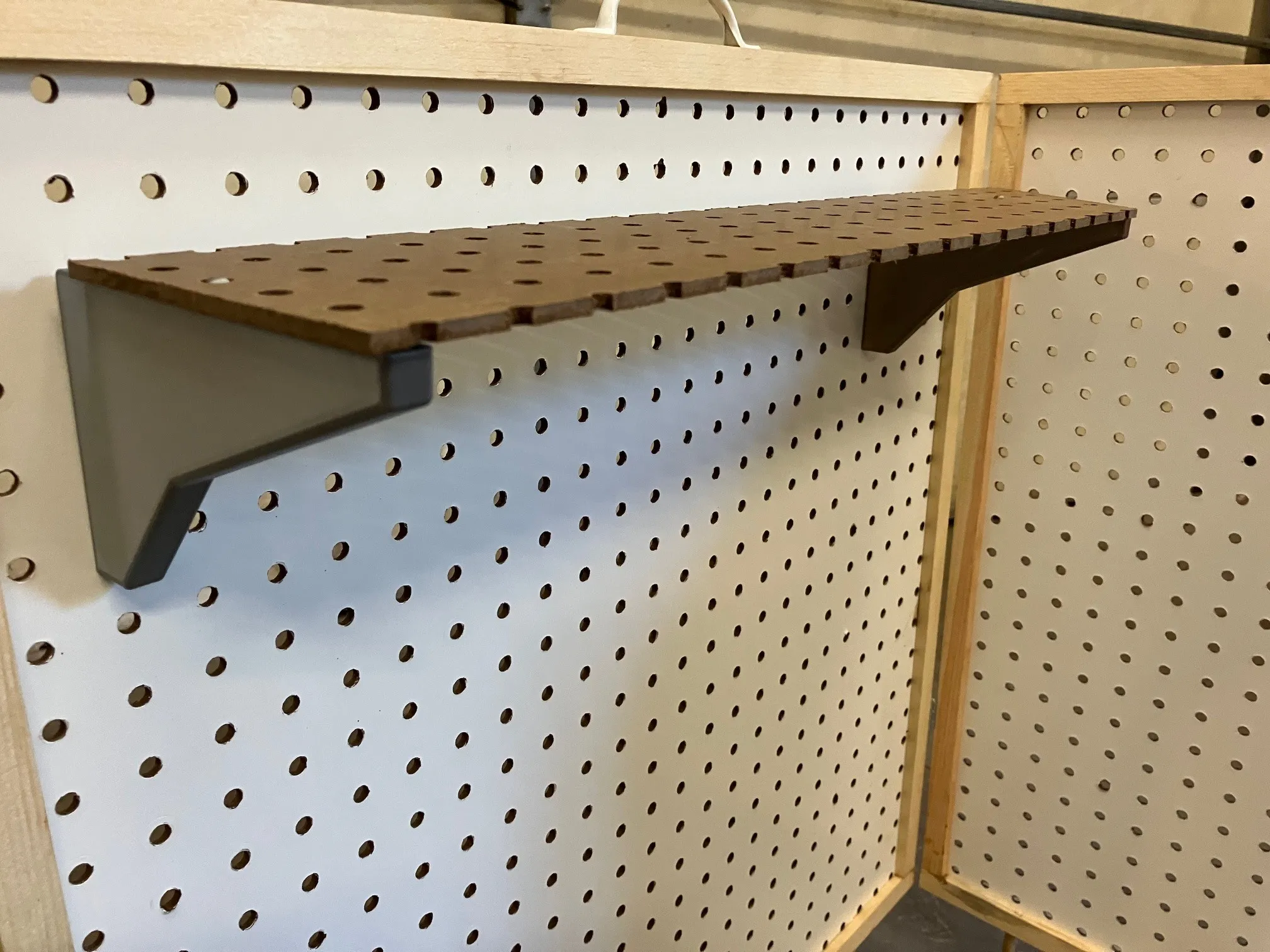 Giá đỡ kệ pegboard cho việc trưng bày đồ vật