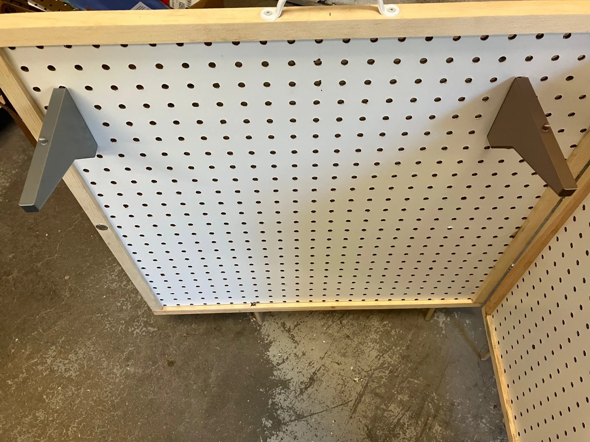 Giá đỡ kệ pegboard cho việc trưng bày đồ vật