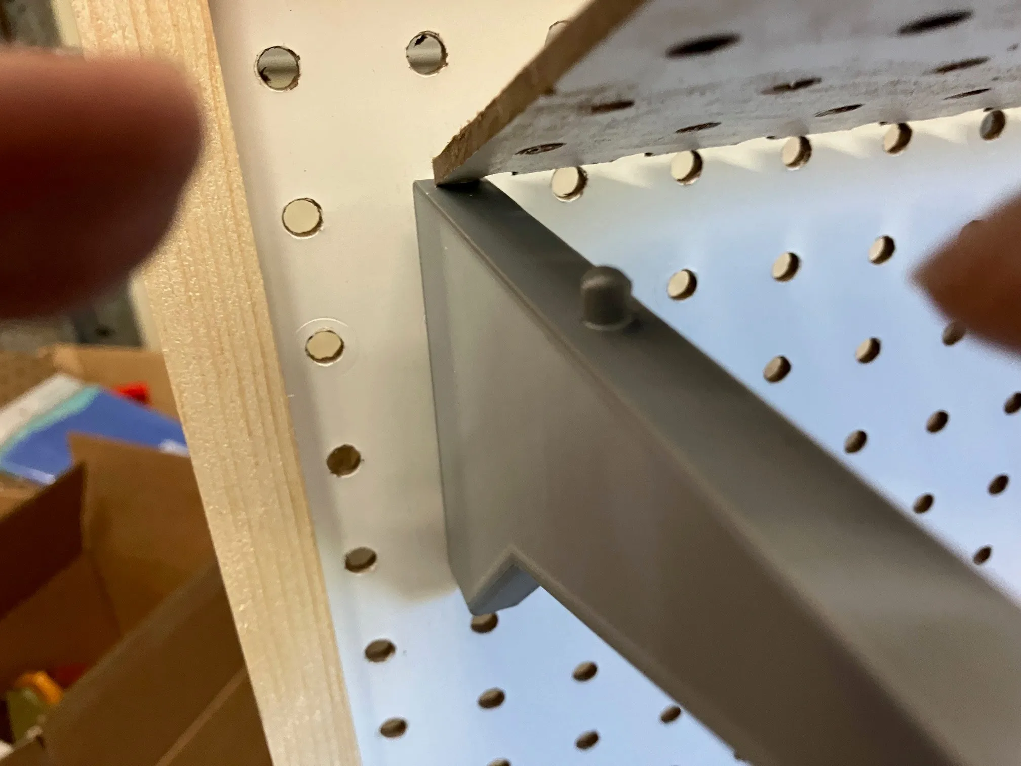 Giá đỡ kệ pegboard cho việc trưng bày đồ vật