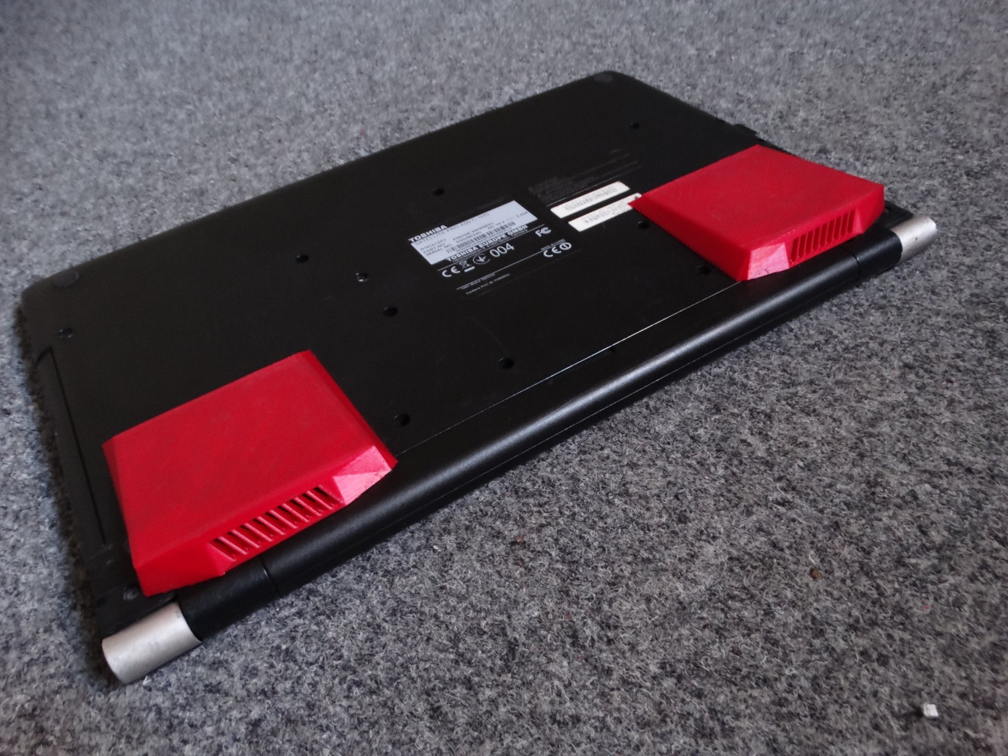 Giá đỡ laptop gắn băng dính foam hai mặt cho thông thoáng tốt hơn