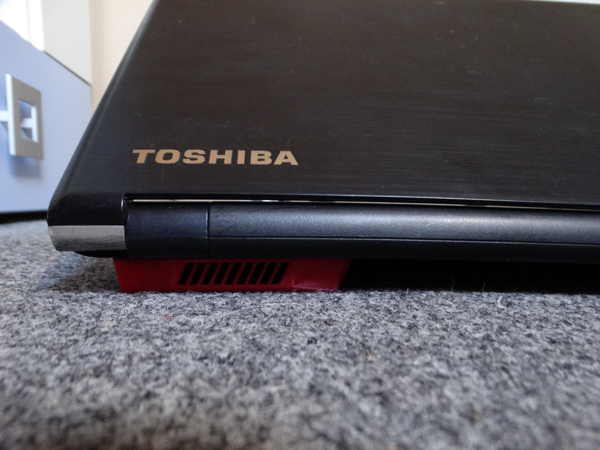 Giá đỡ laptop gắn băng dính foam hai mặt cho thông thoáng tốt hơn