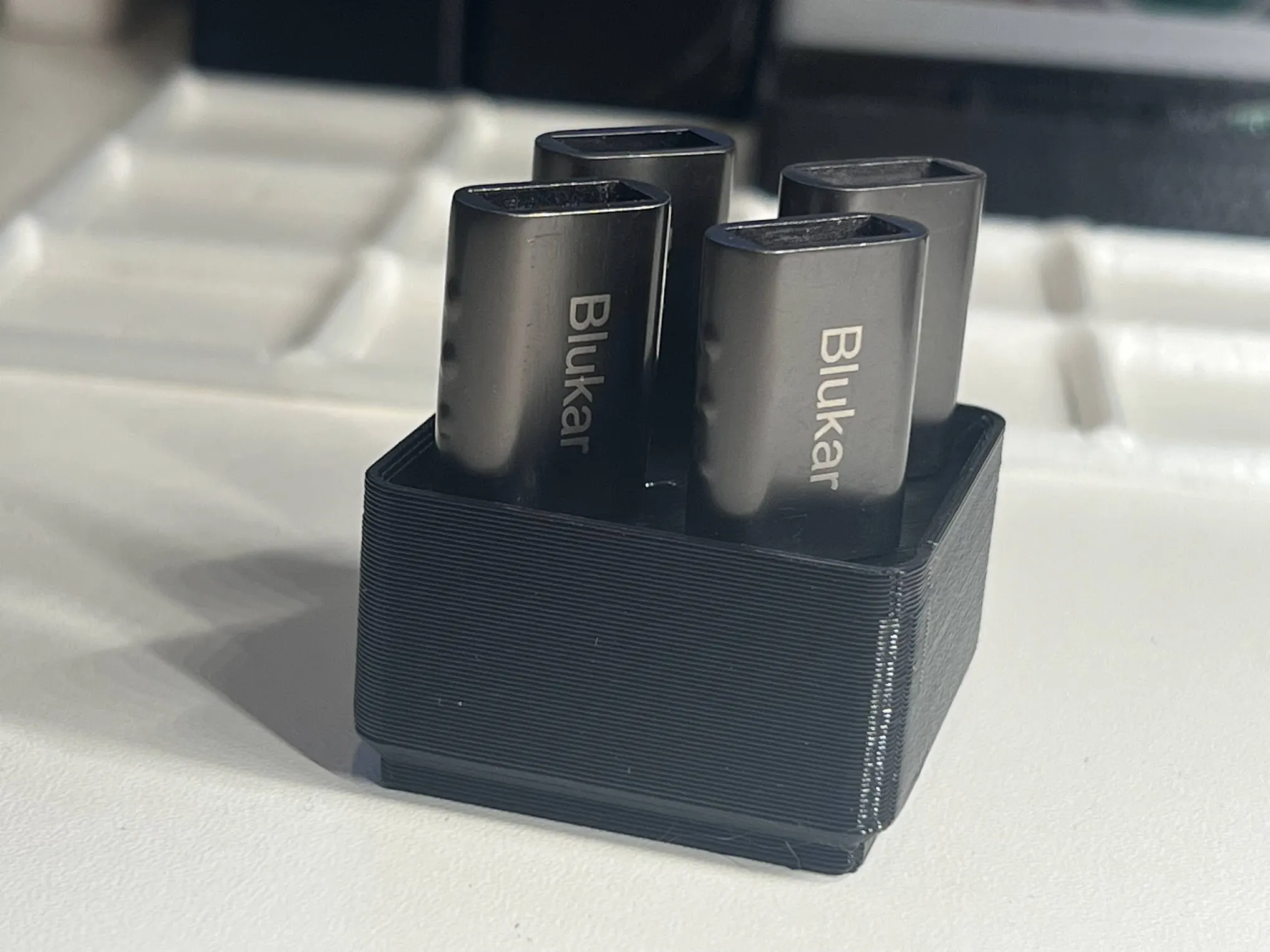 Giá đỡ cho 4 bộ chuyển đổi USB-C trên nền 1x1